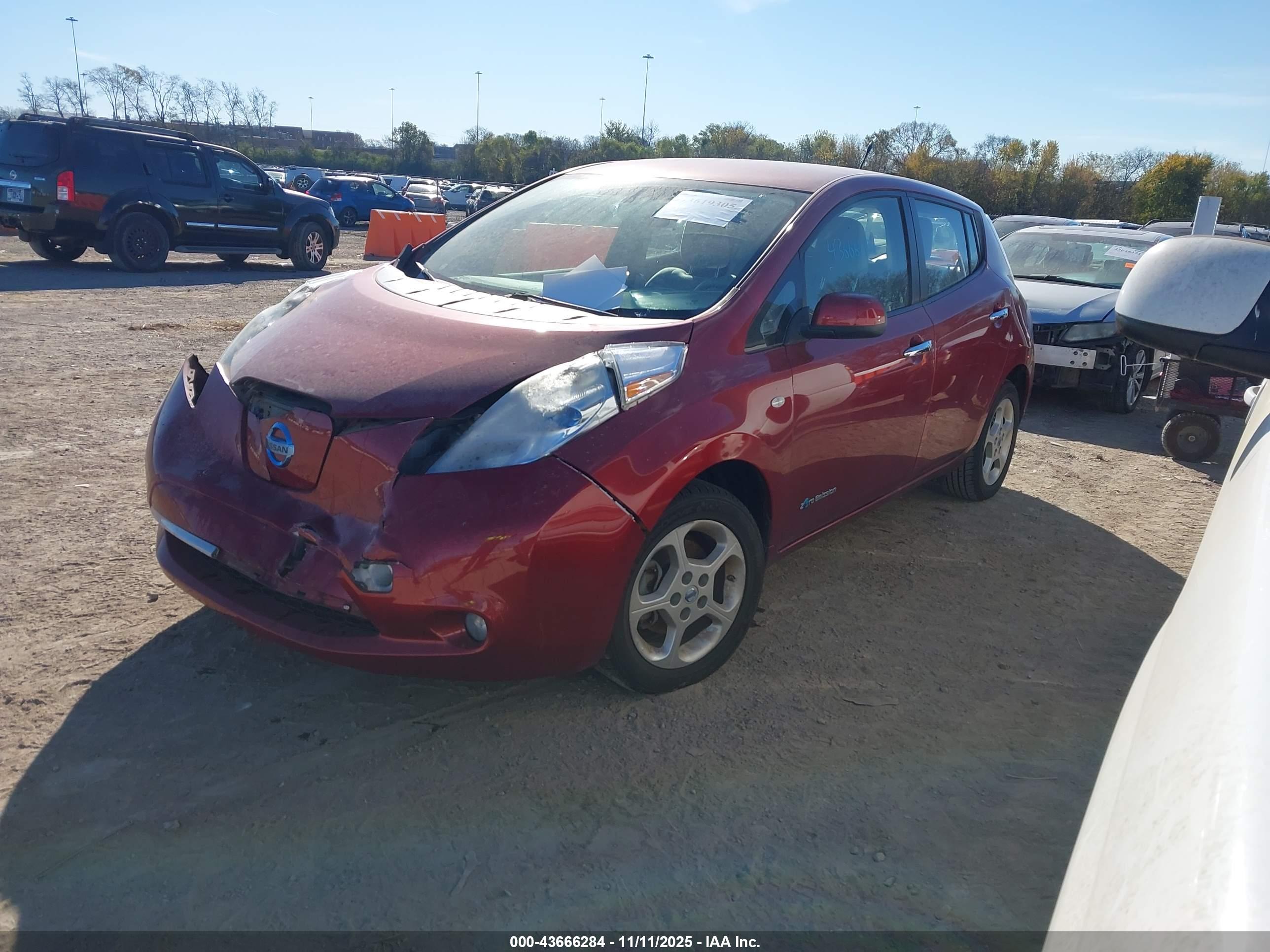 NISSAN LEAF image 2