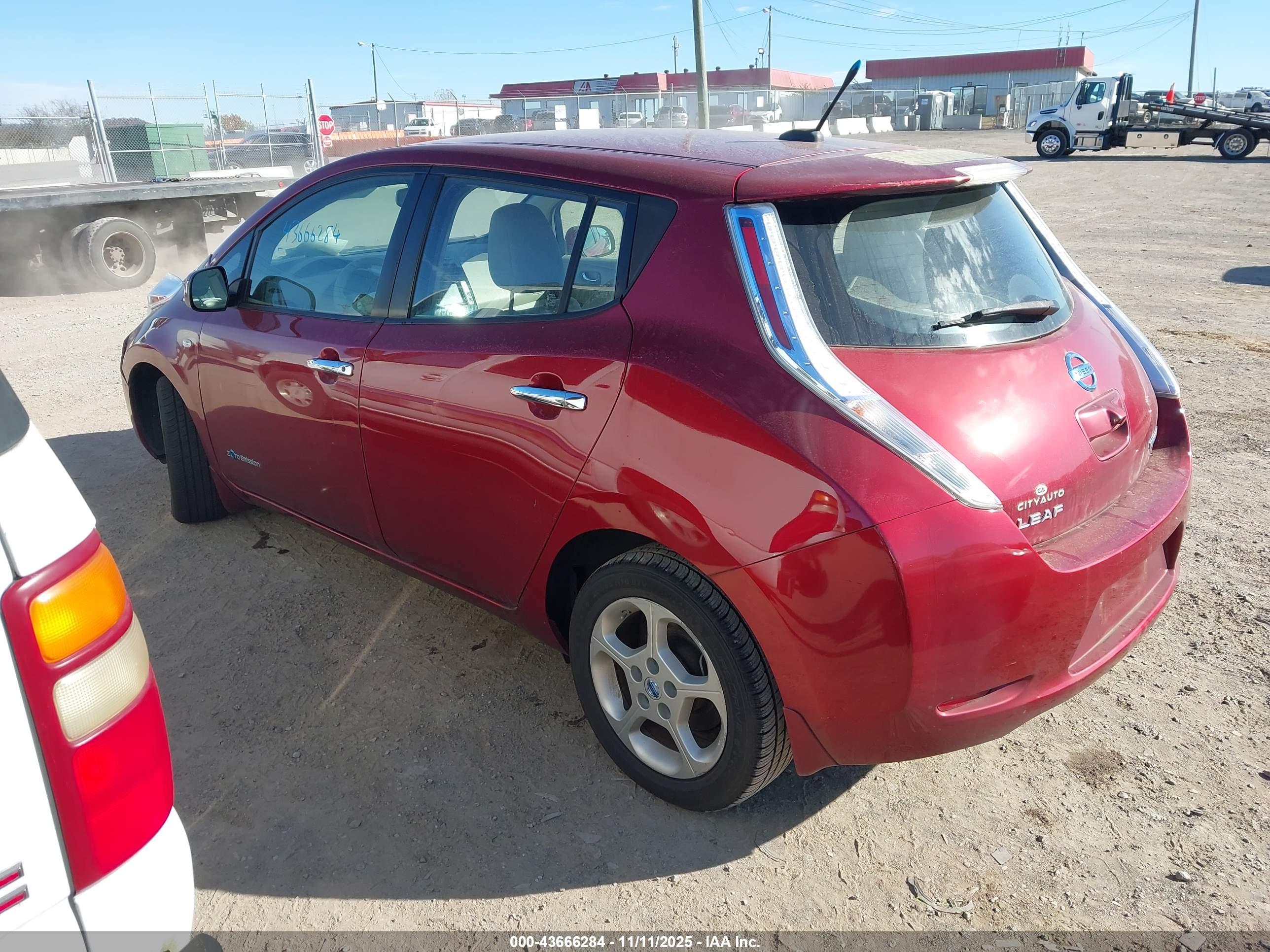 NISSAN LEAF image 3