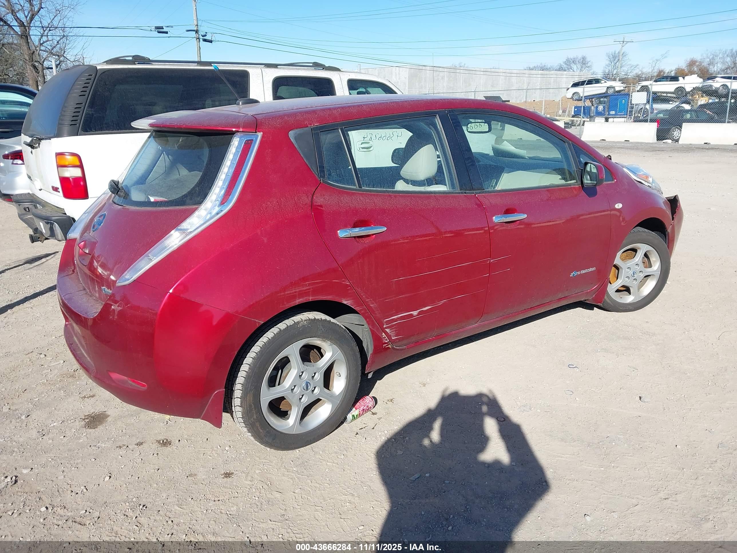 NISSAN LEAF image 4