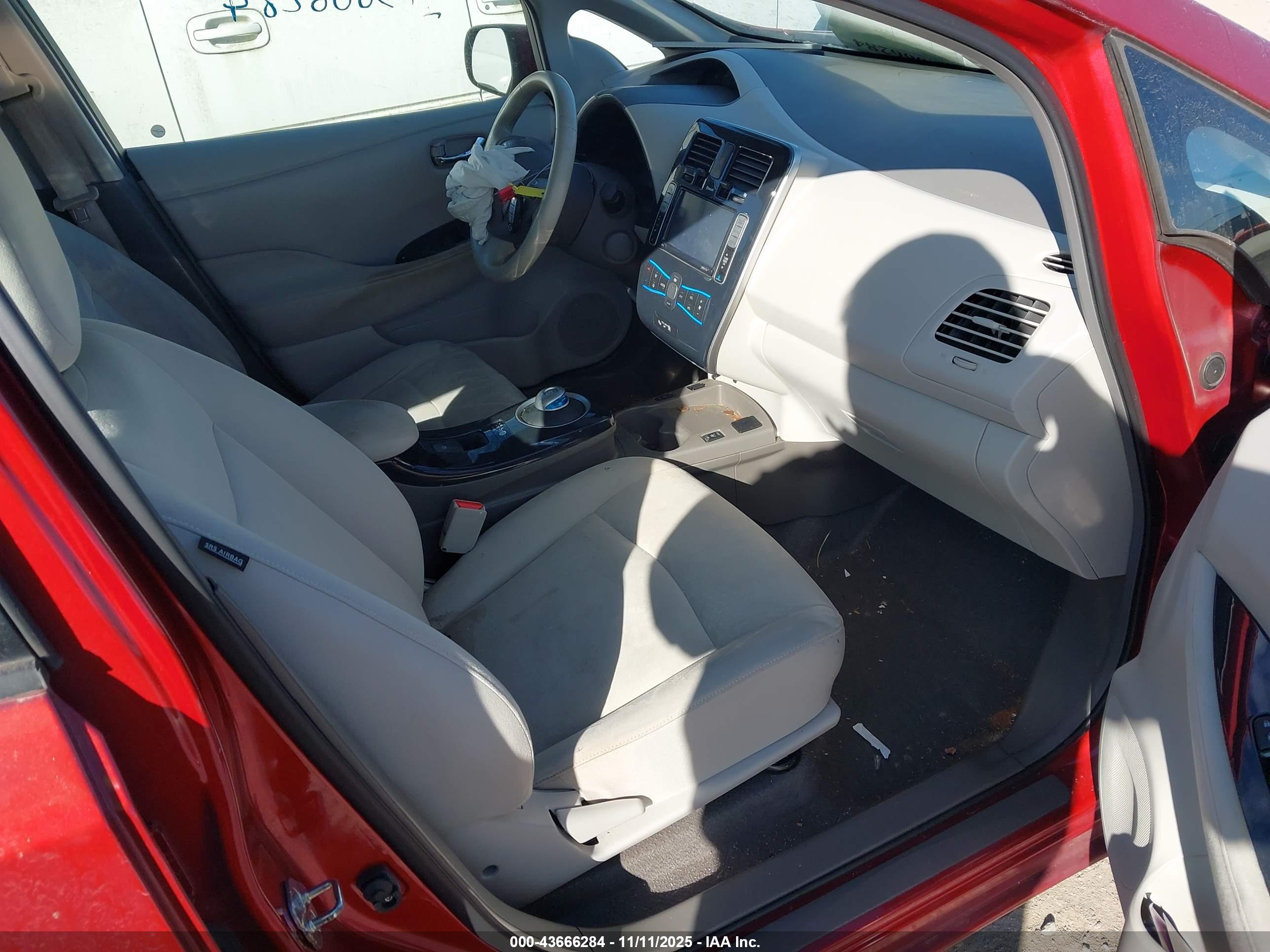 NISSAN LEAF image 5