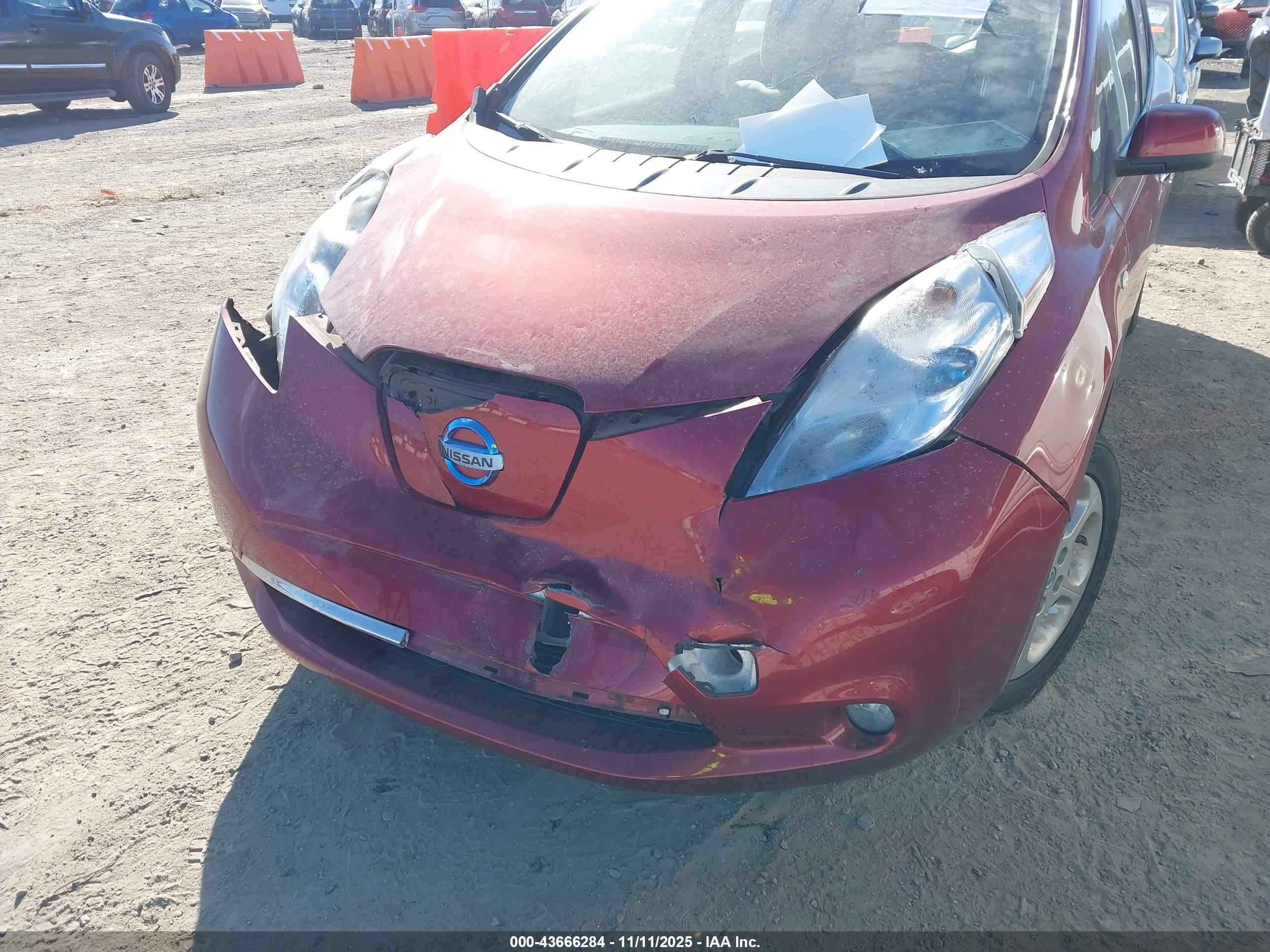 NISSAN LEAF image 6