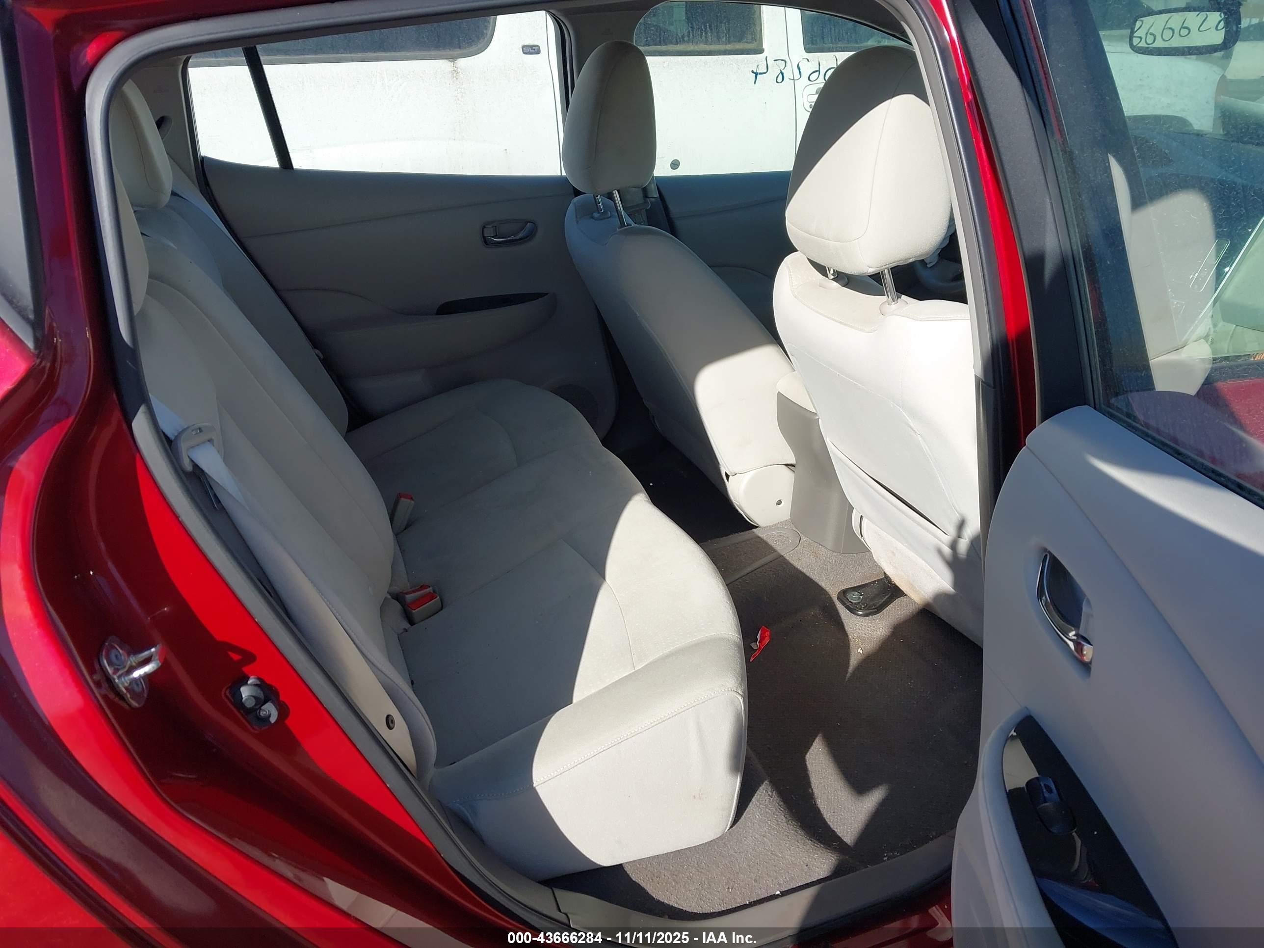 NISSAN LEAF image 8