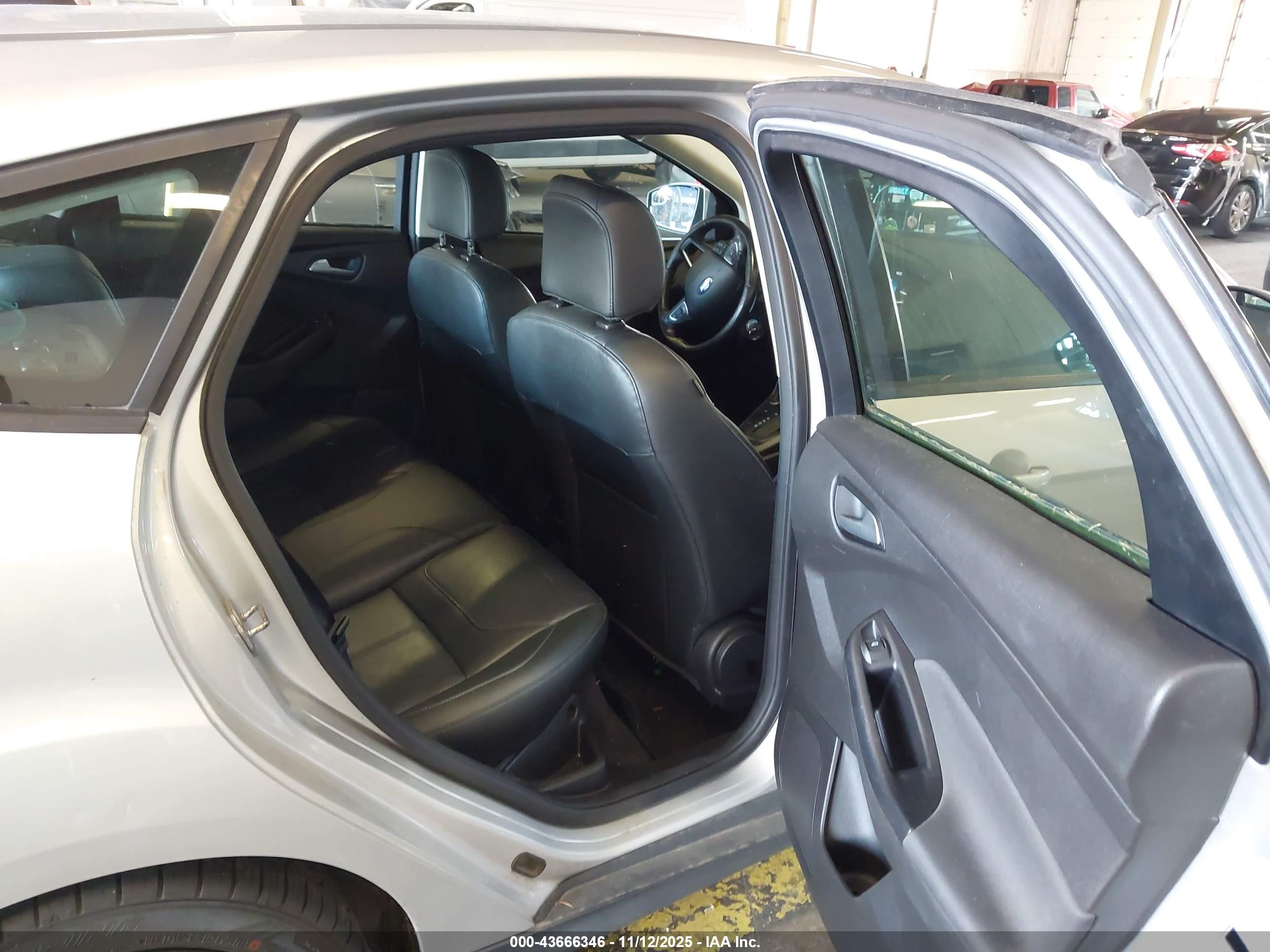 FORD FOCUS image 8