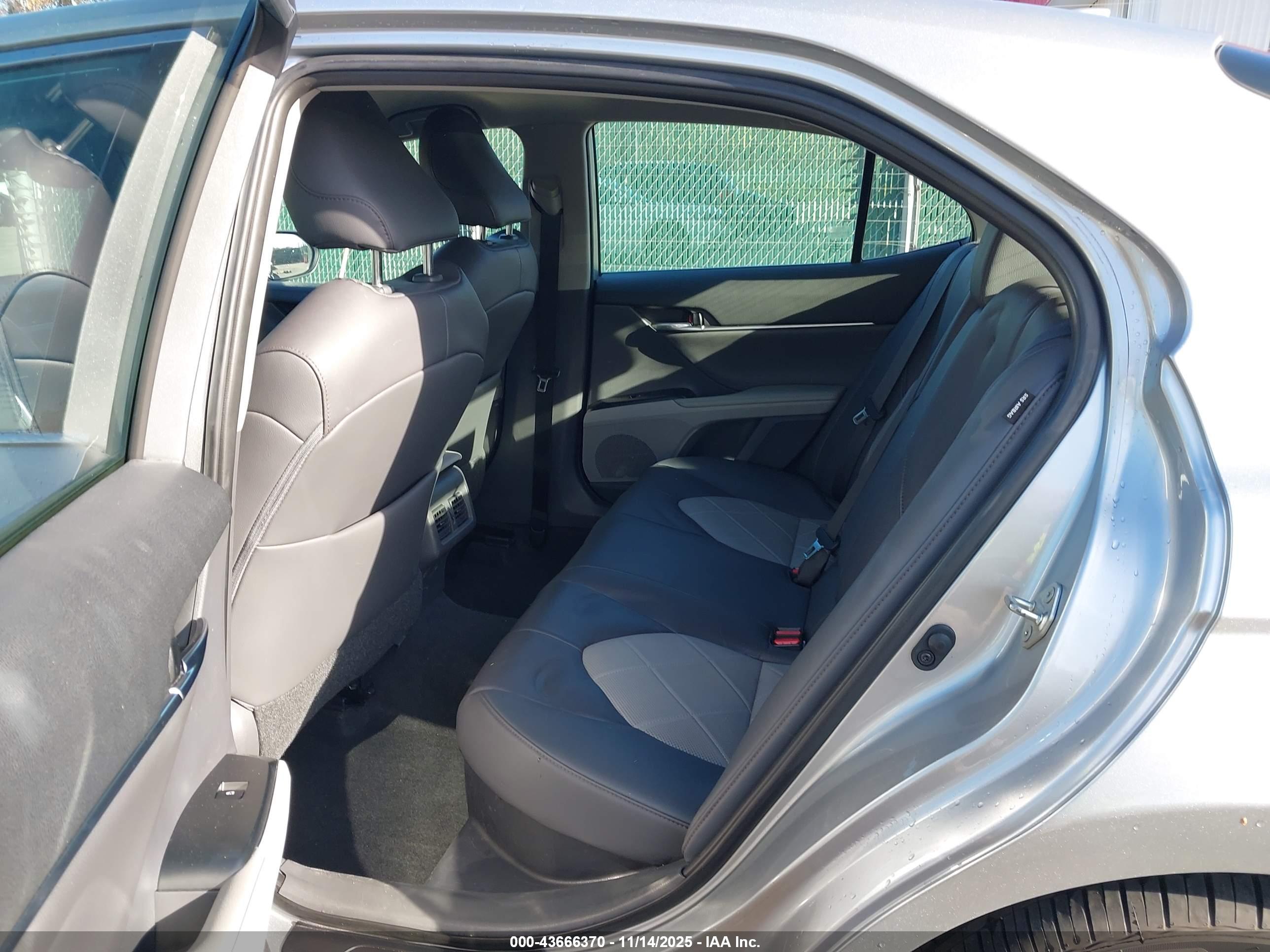 TOYOTA CAMRY image 8