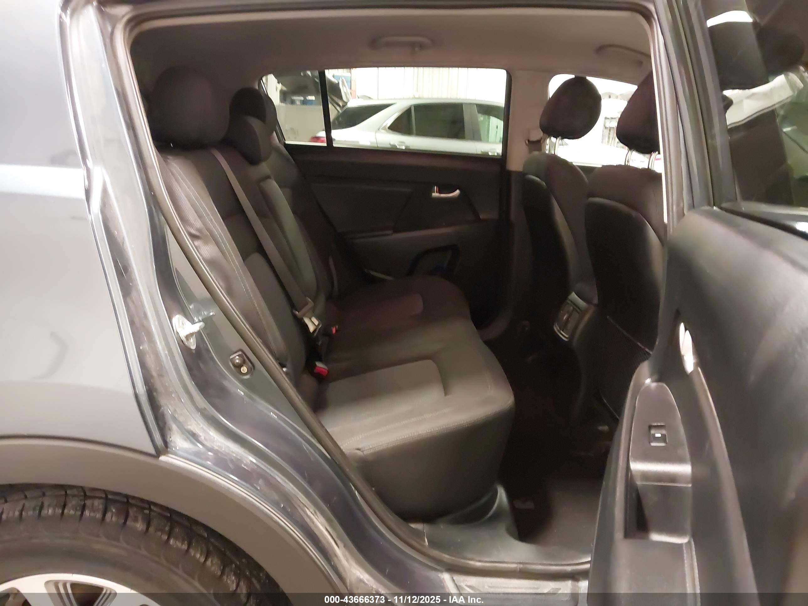 KIA SPORTAGE image 8