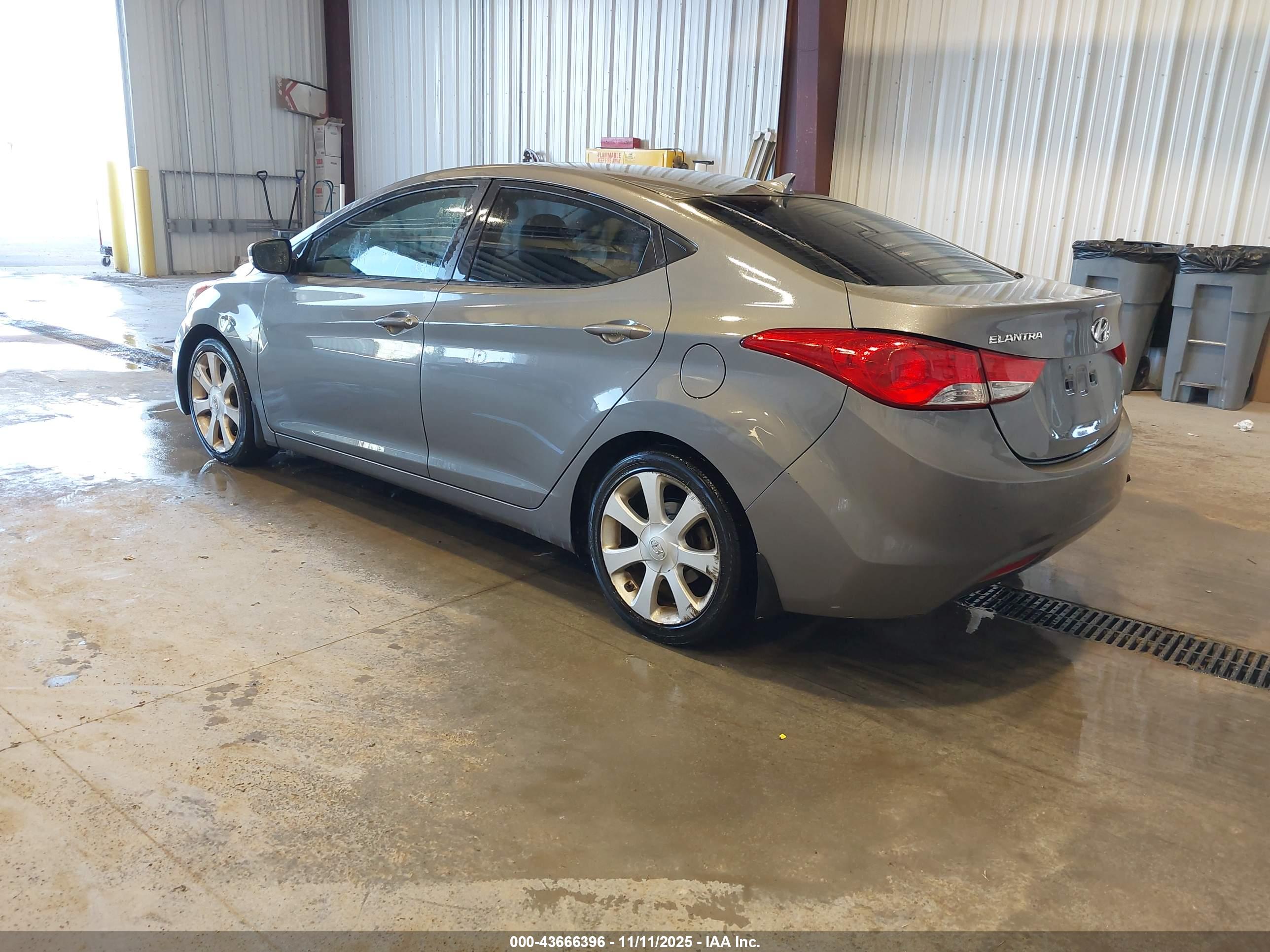 HYUNDAI ELANTRA image 3