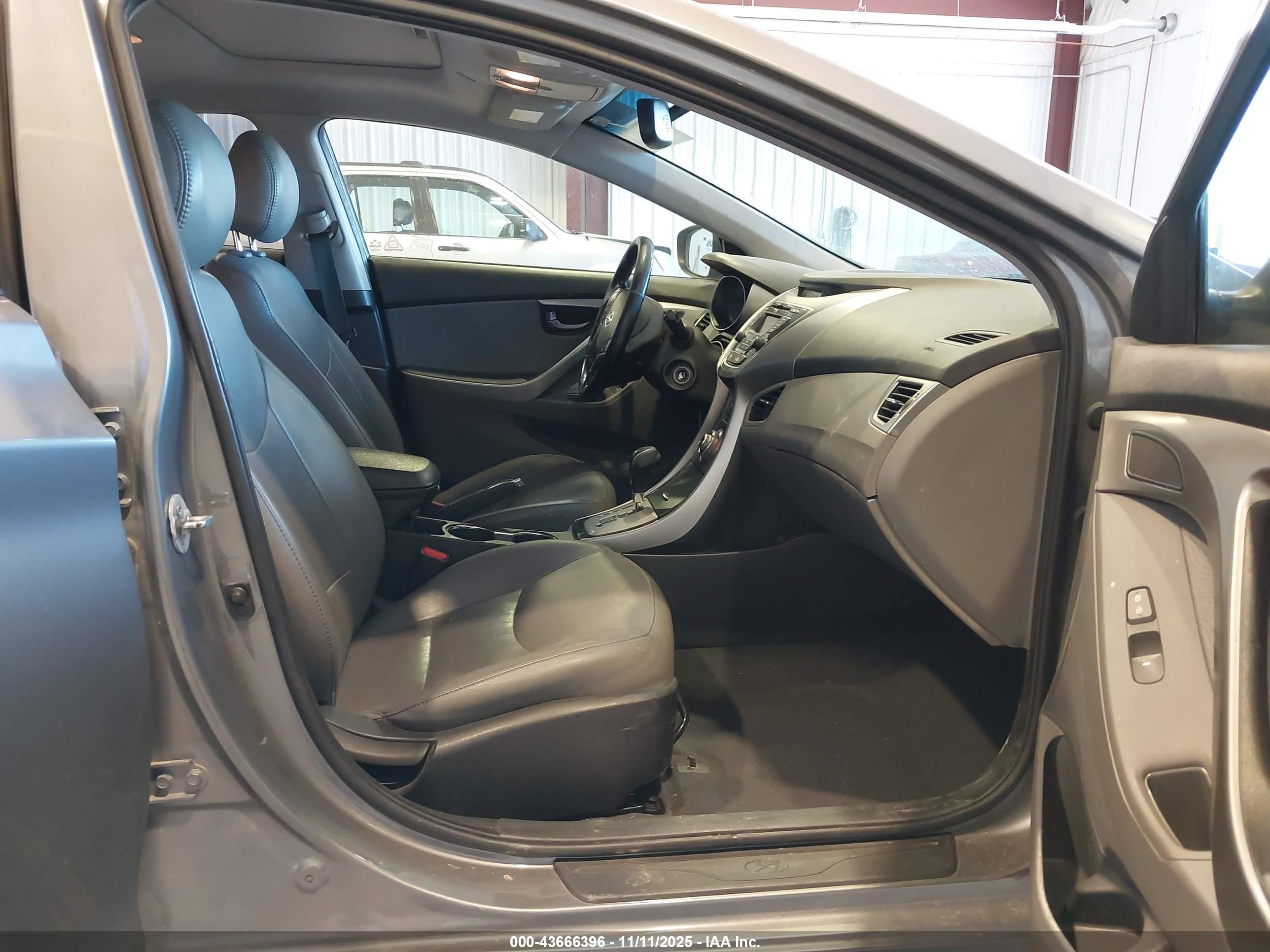 HYUNDAI ELANTRA image 5