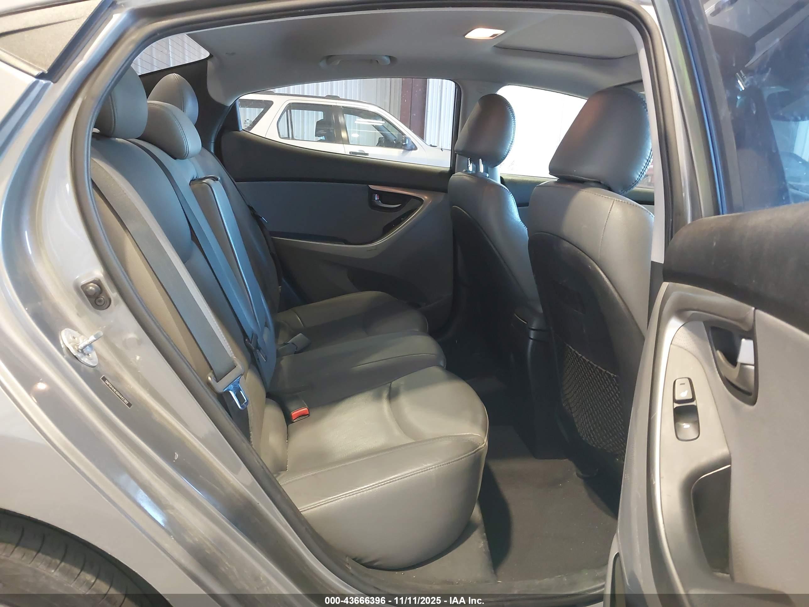 HYUNDAI ELANTRA image 8