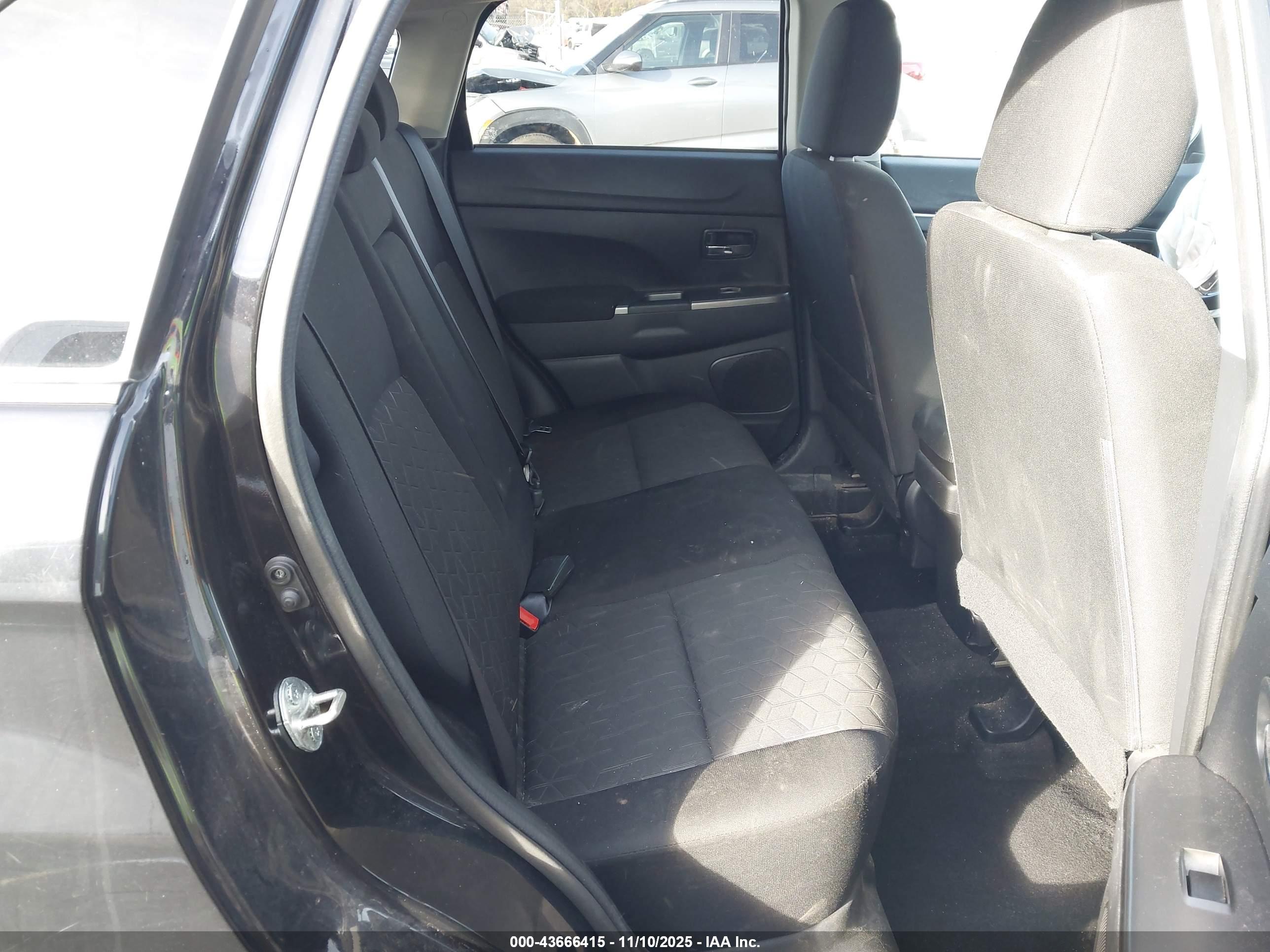 MITSUBISHI OUTLANDER image 8