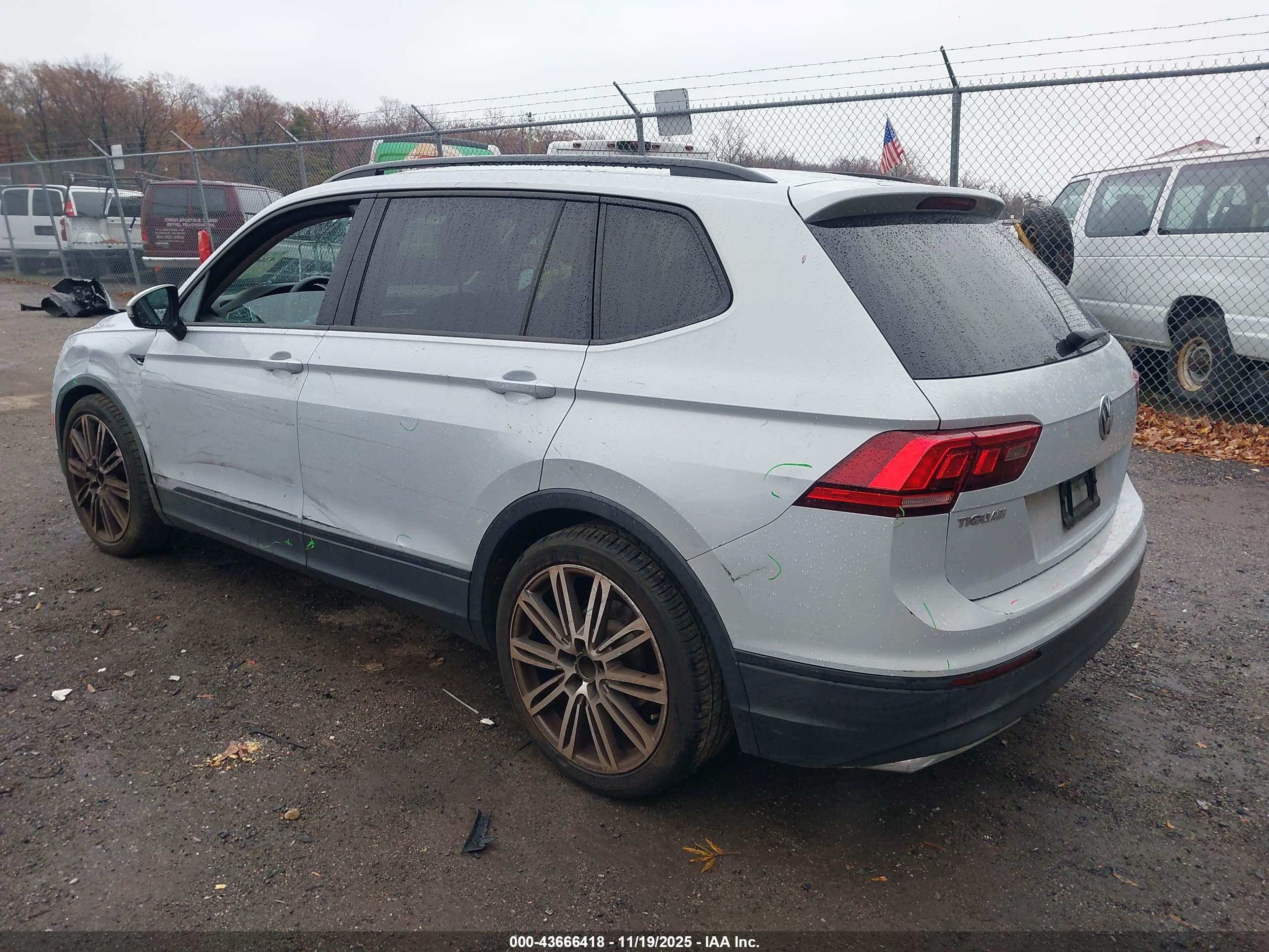 VOLKSWAGEN TIGUAN image 3