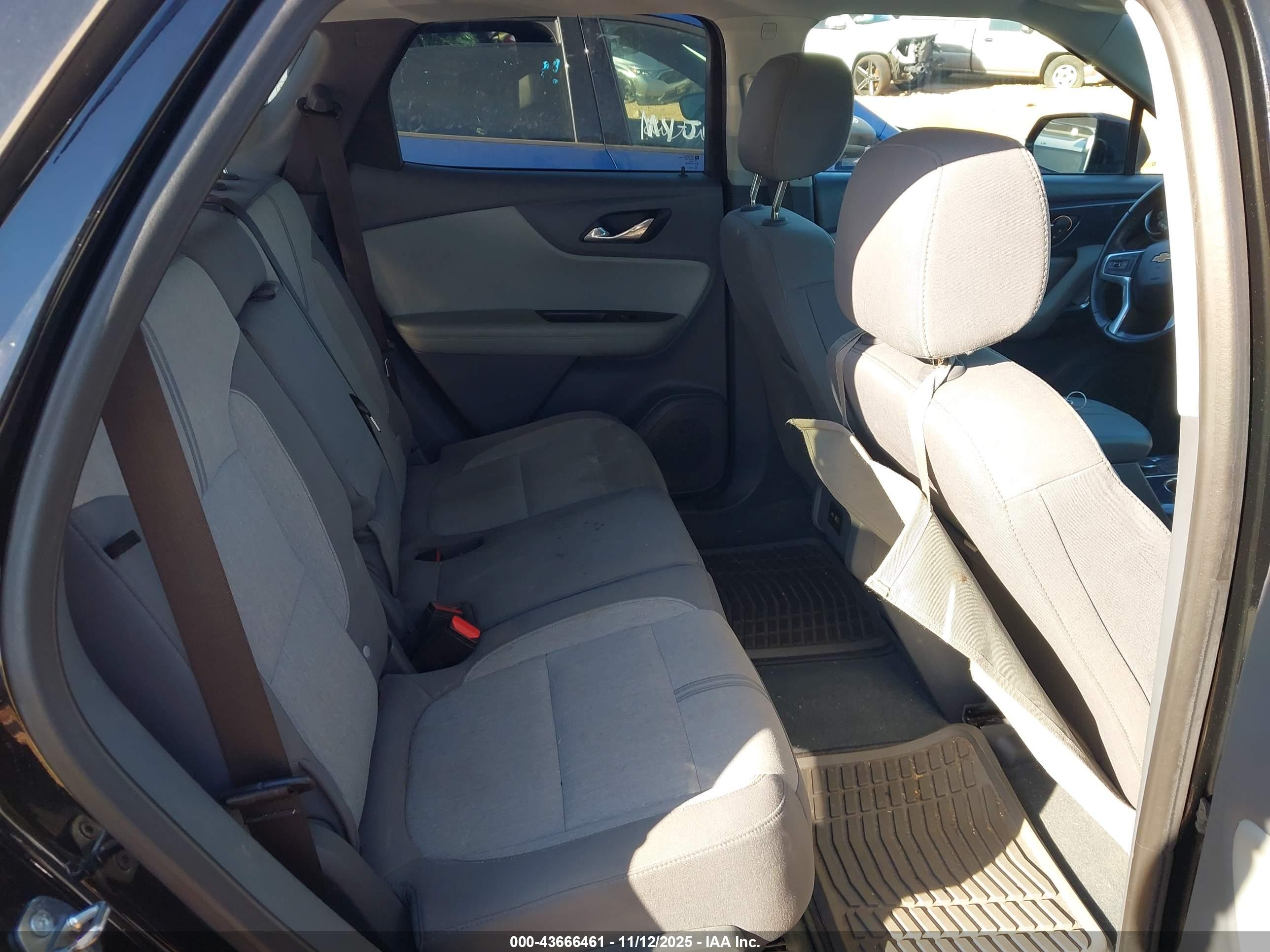 CHEVROLET BLAZER image 8