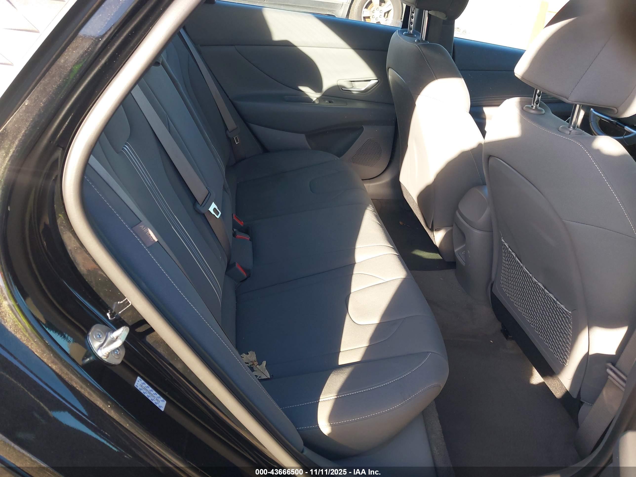 HYUNDAI ELANTRA image 8