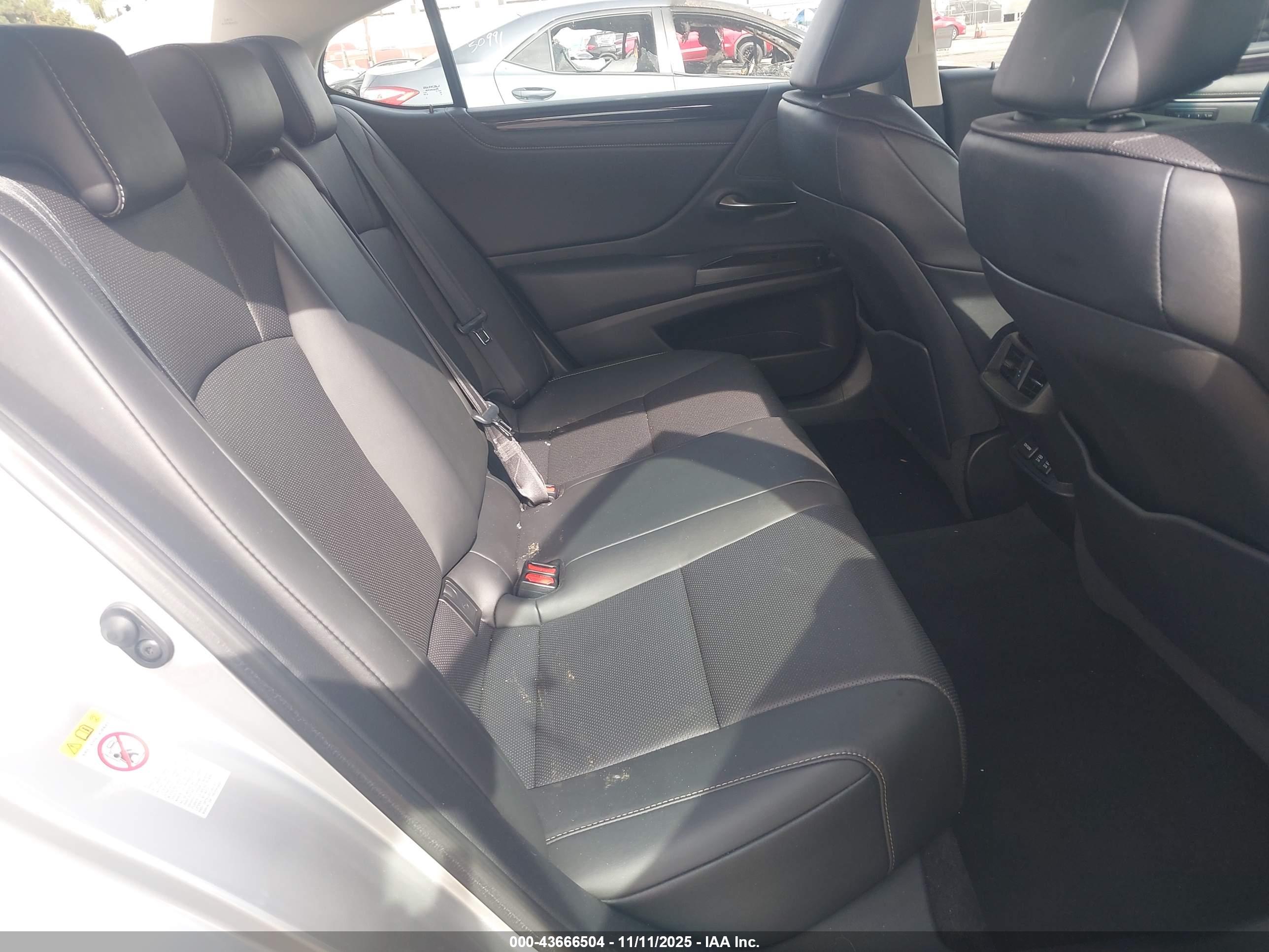 LEXUS ES image 8