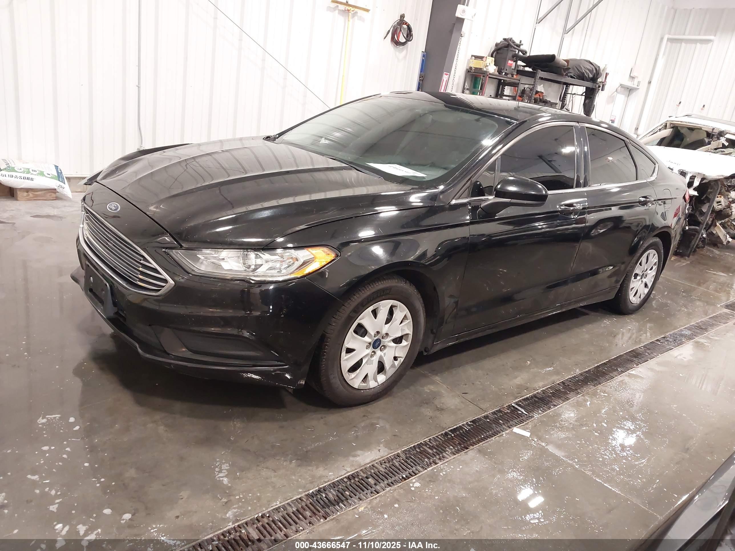 FORD FUSION image 2