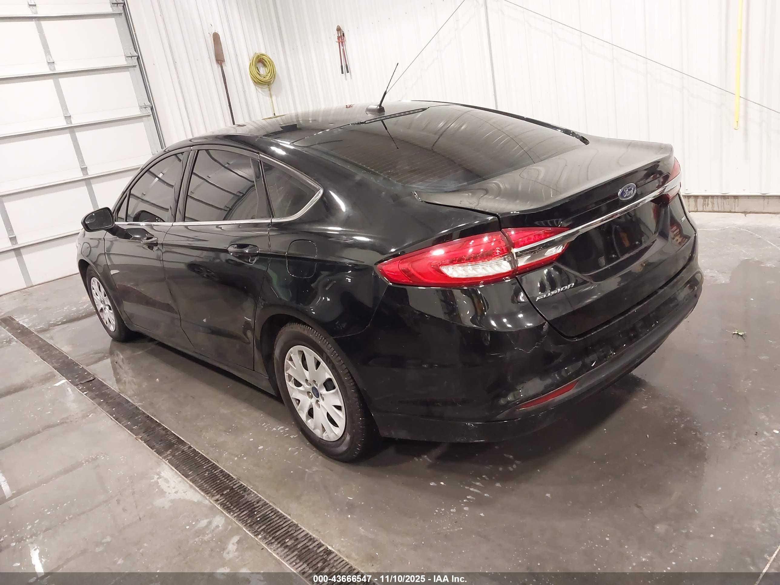 FORD FUSION image 3