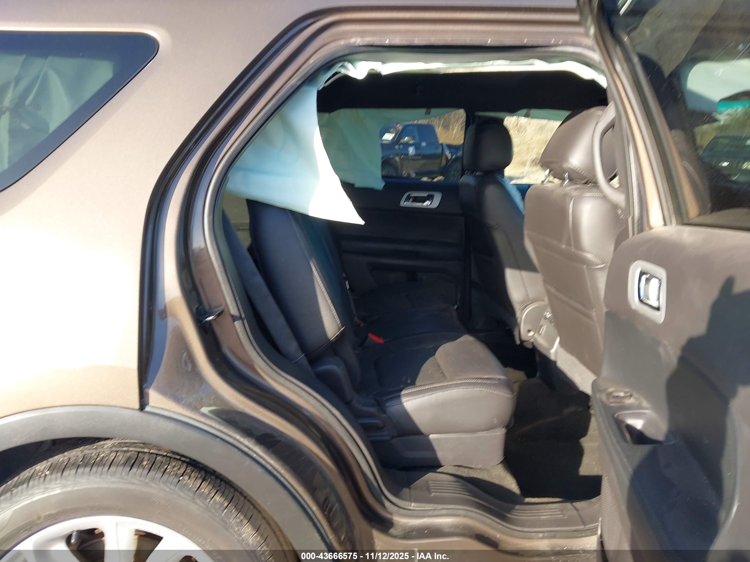 FORD EXPLORER image 8