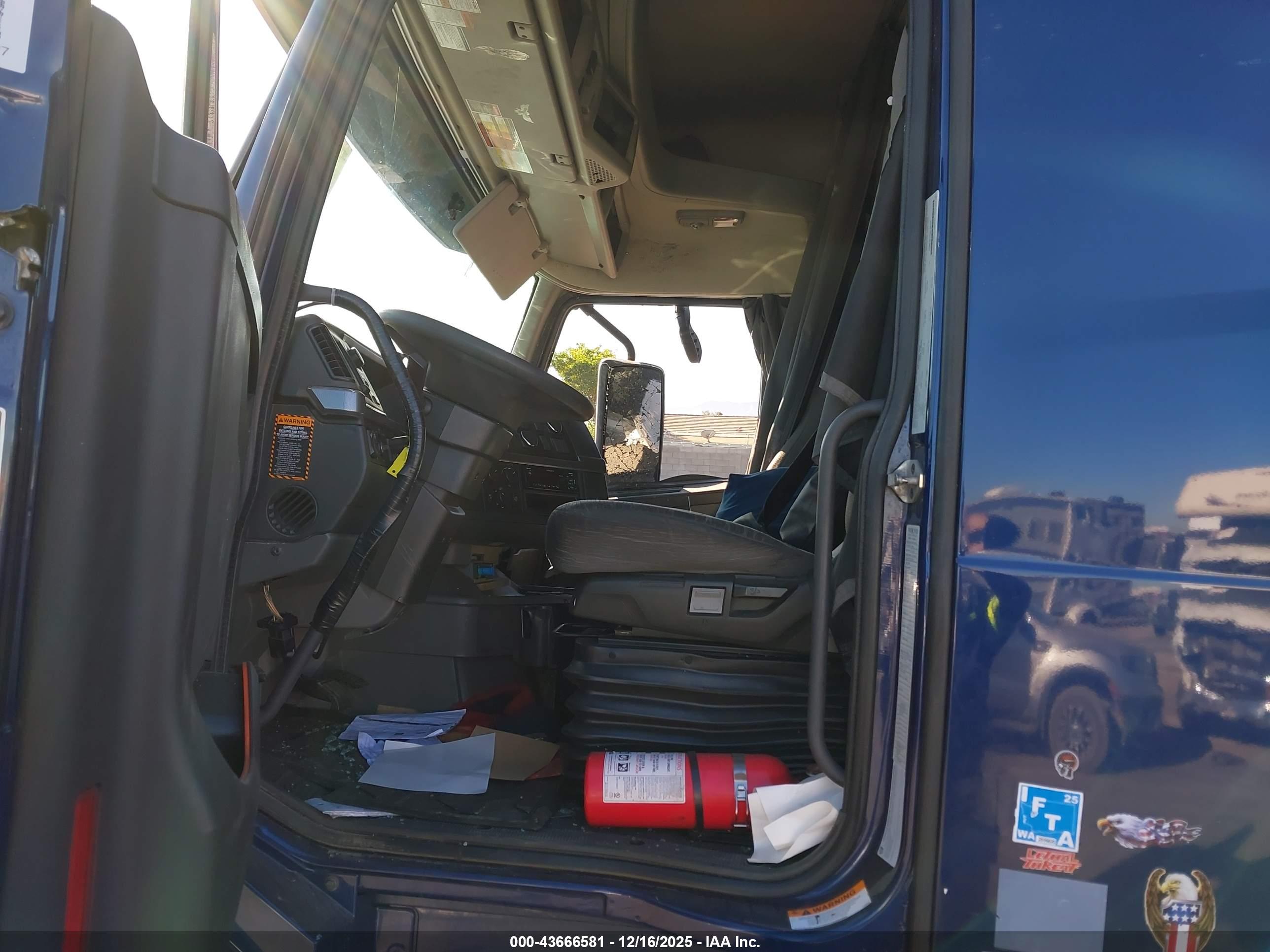 VOLVO VNL image 7