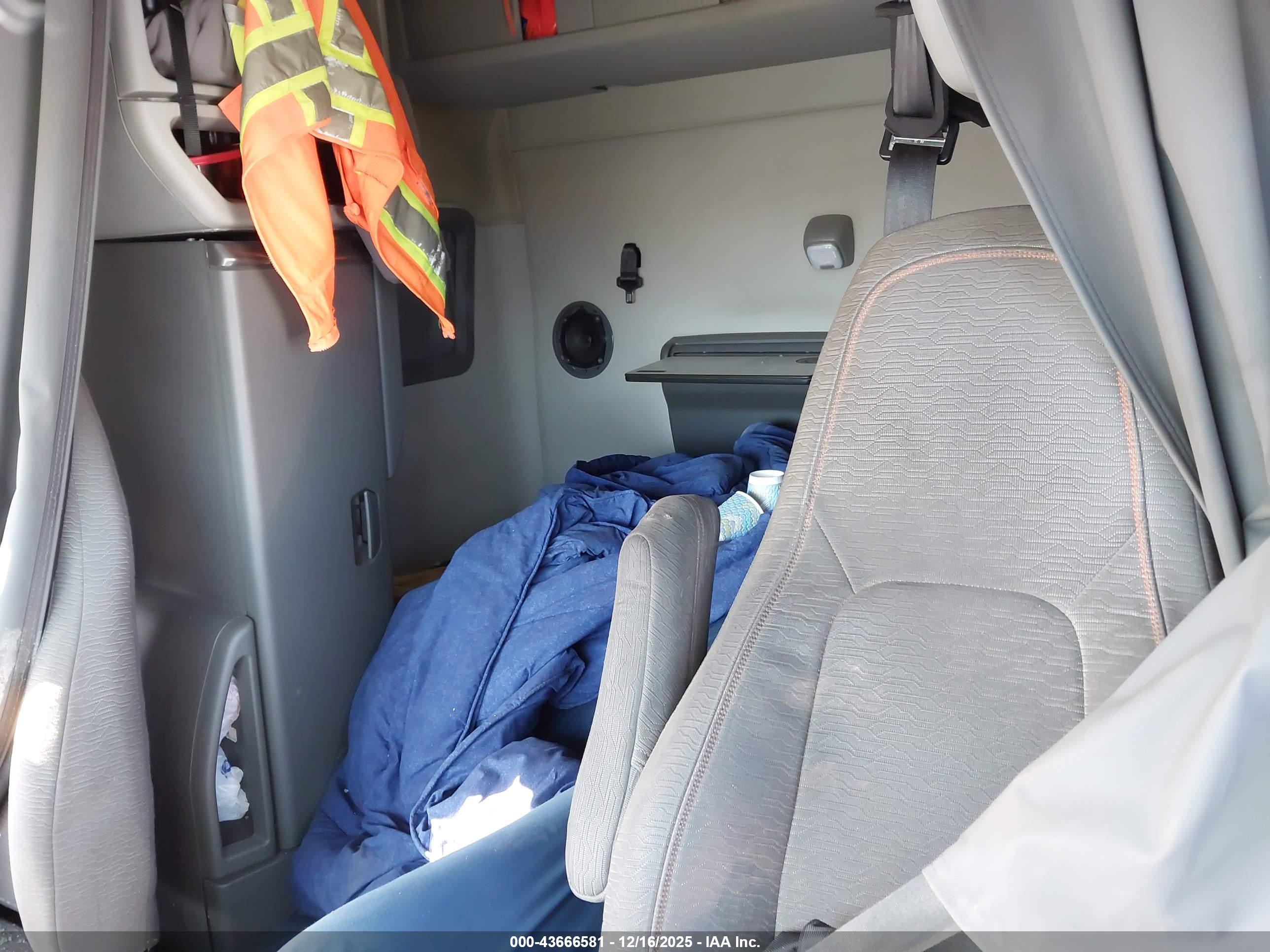 VOLVO VNL image 8