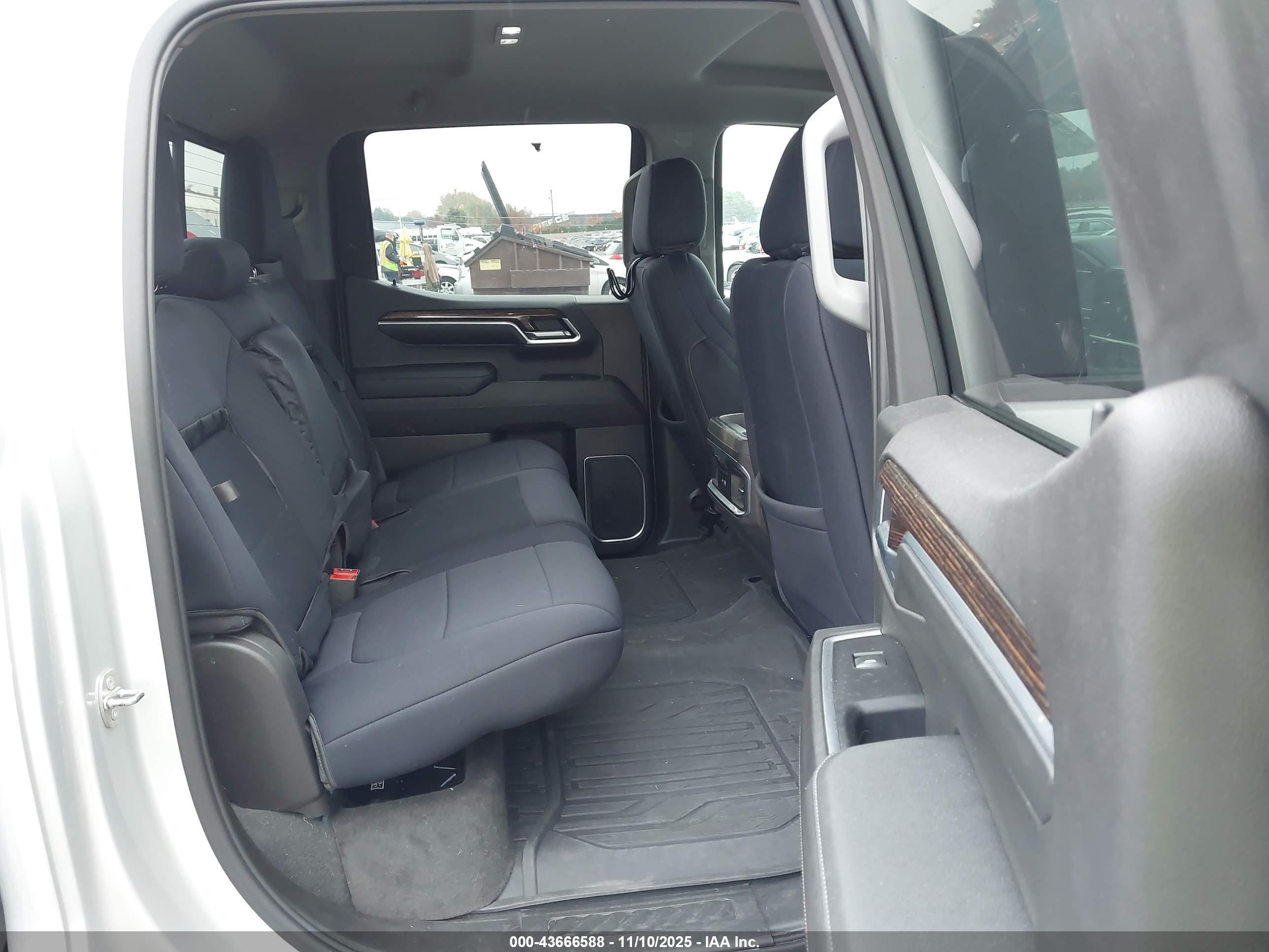 GMC SIERRA image 8