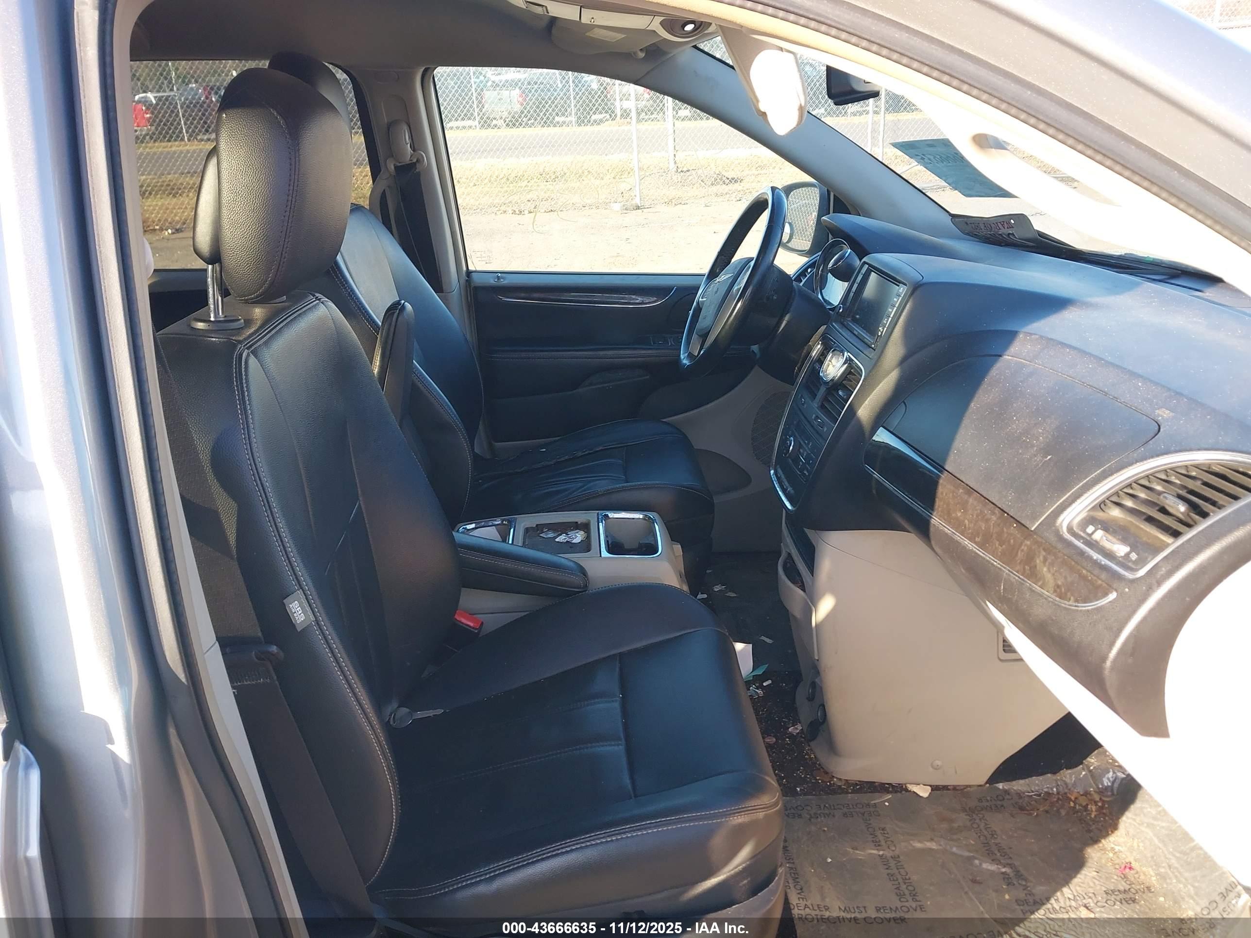 CHRYSLER TOWN image 5