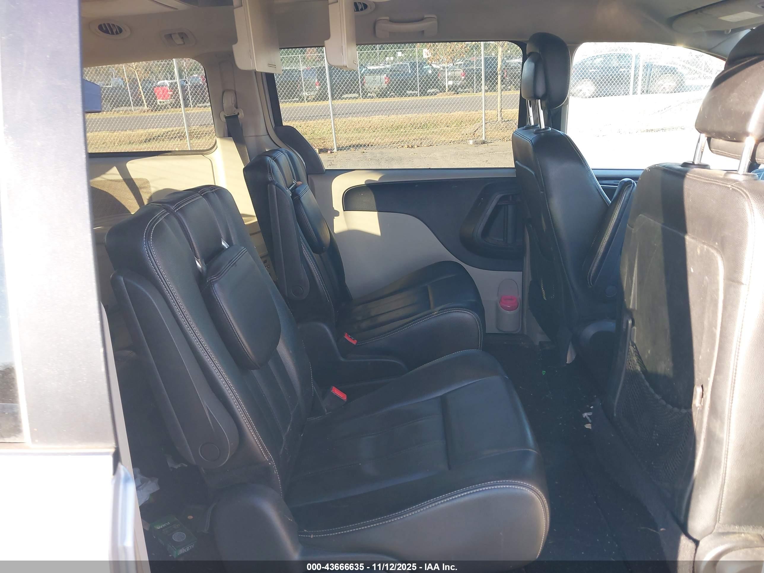 CHRYSLER TOWN image 8