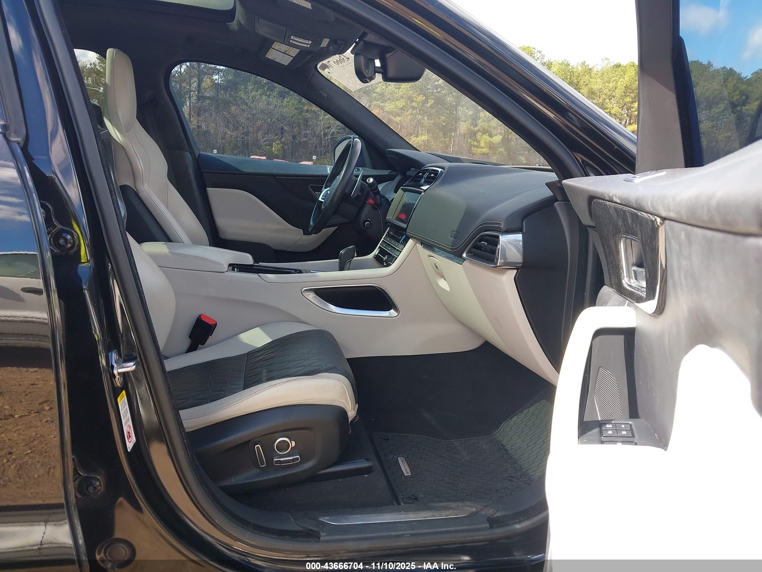 JAGUAR F-PACE image 5