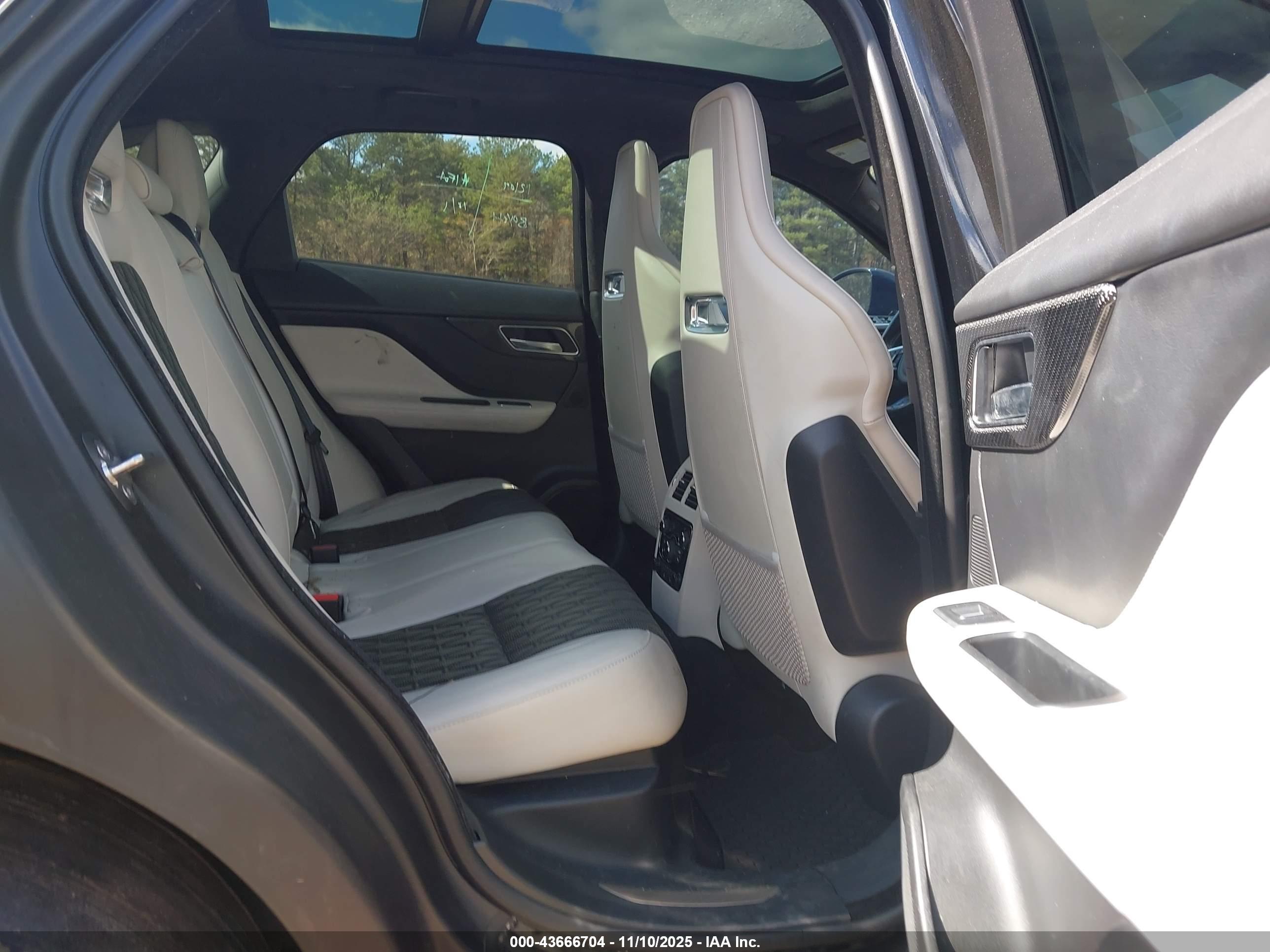 JAGUAR F-PACE image 8