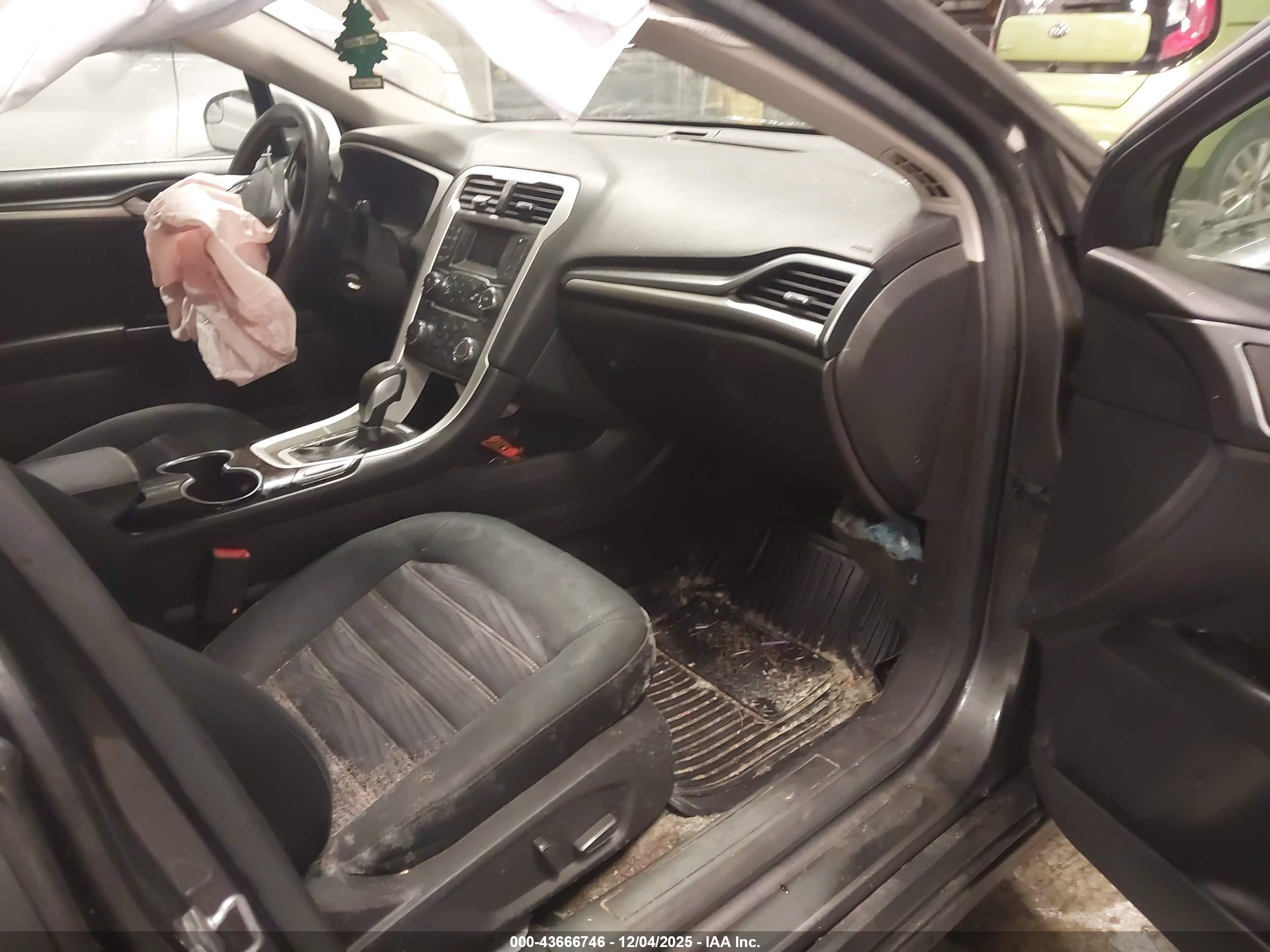 FORD FUSION image 5