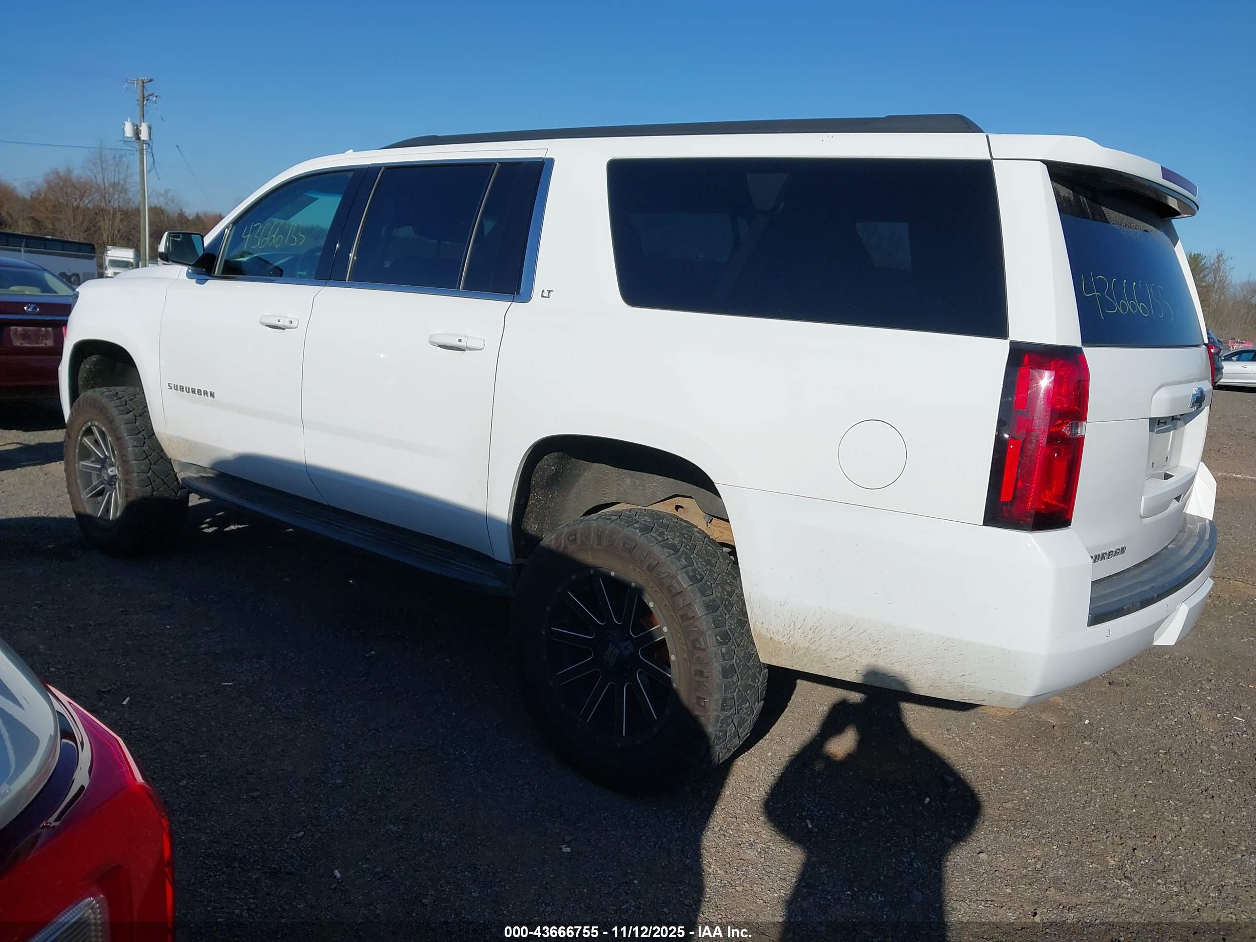 CHEVROLET SUBURBAN image 3