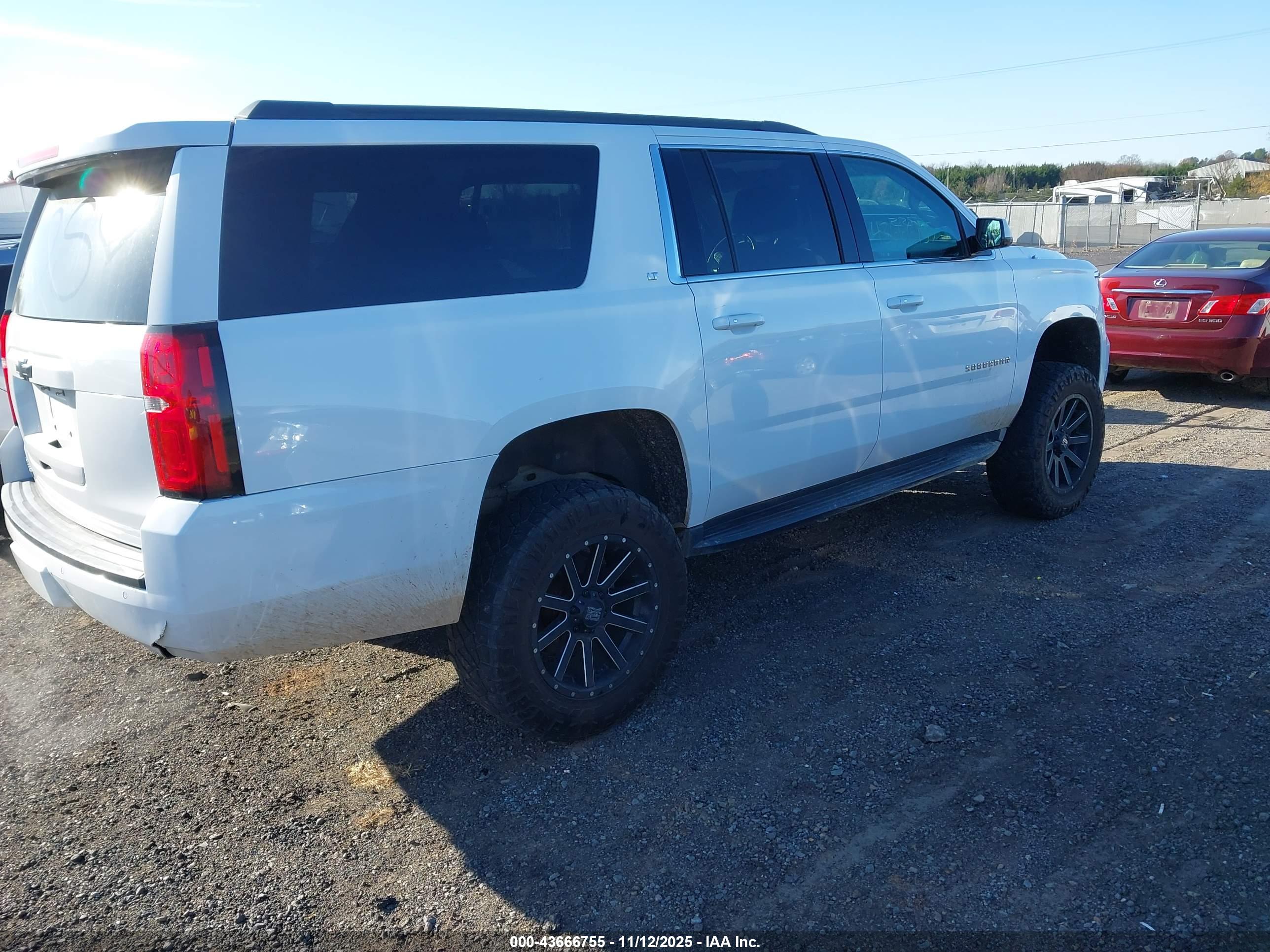 CHEVROLET SUBURBAN image 4
