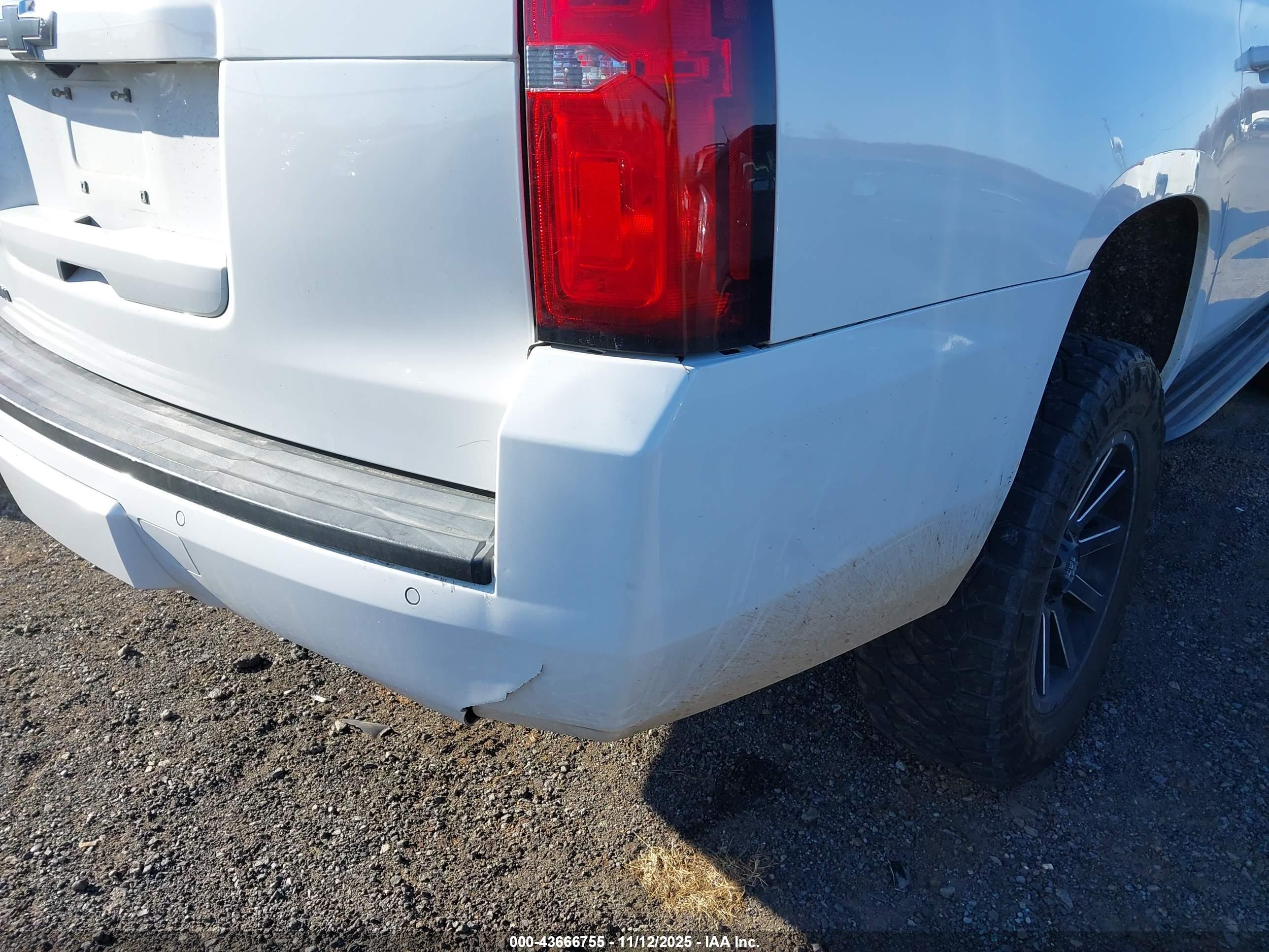 CHEVROLET SUBURBAN image 6