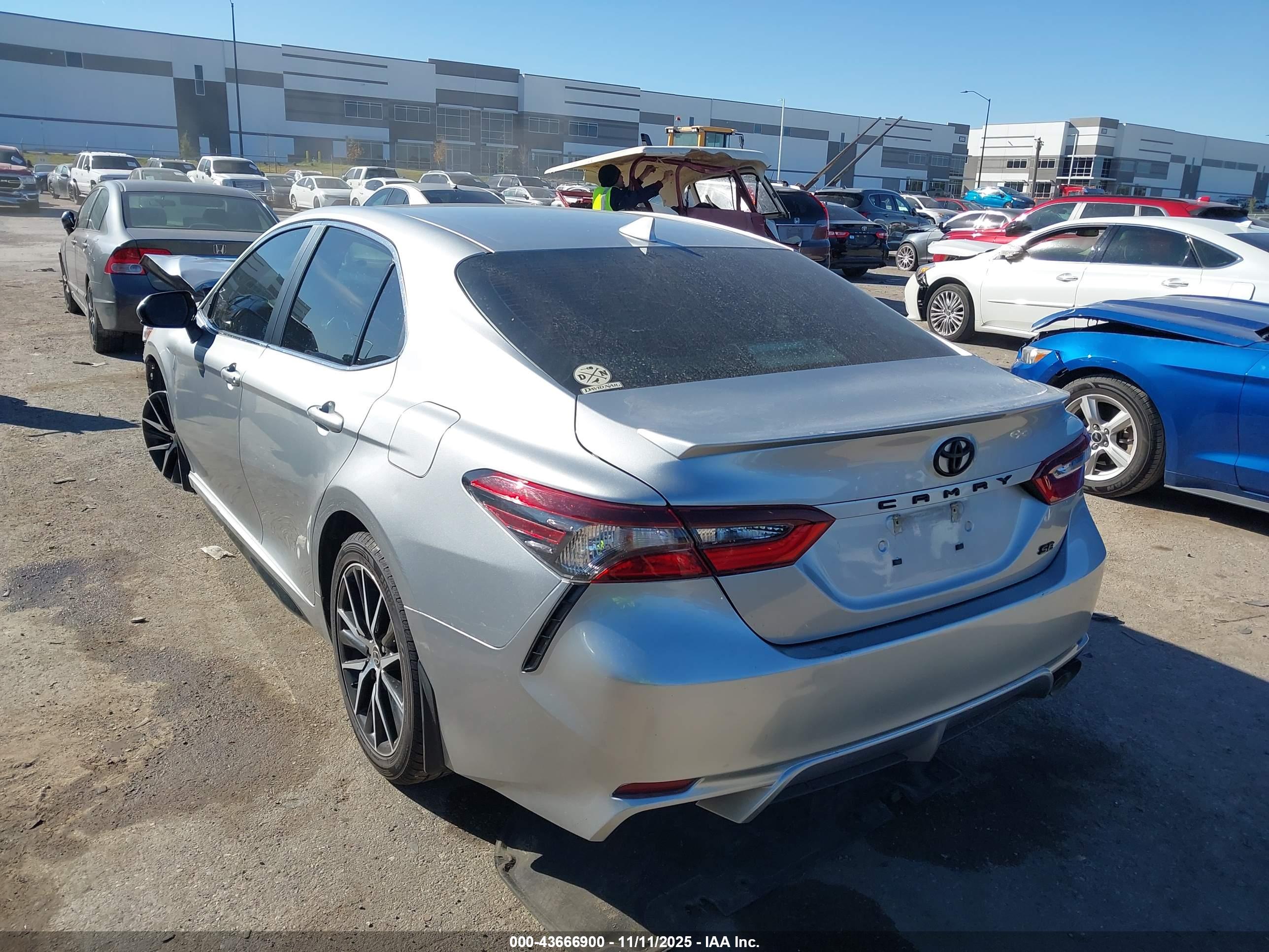 TOYOTA CAMRY image 3