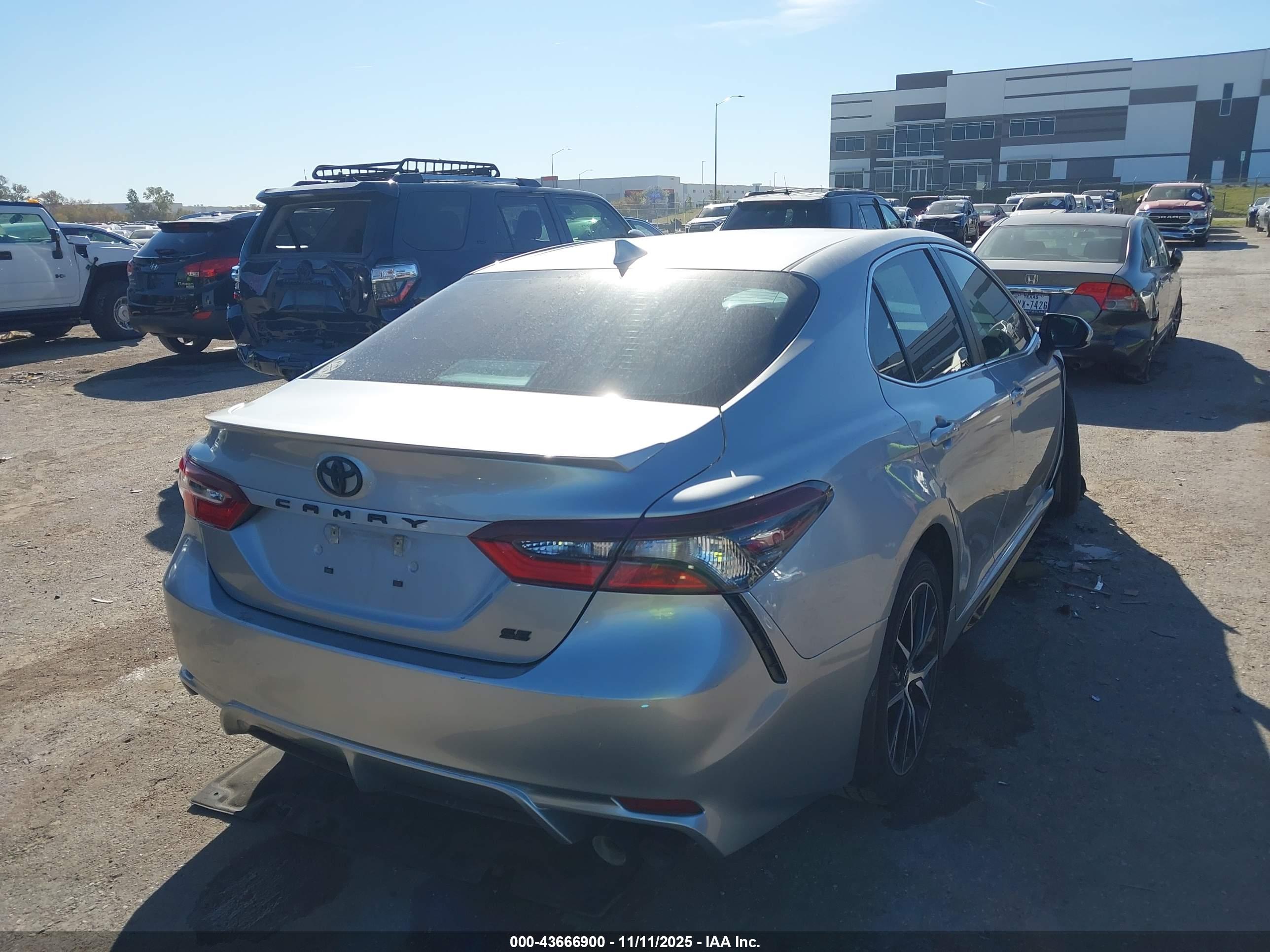 TOYOTA CAMRY image 4
