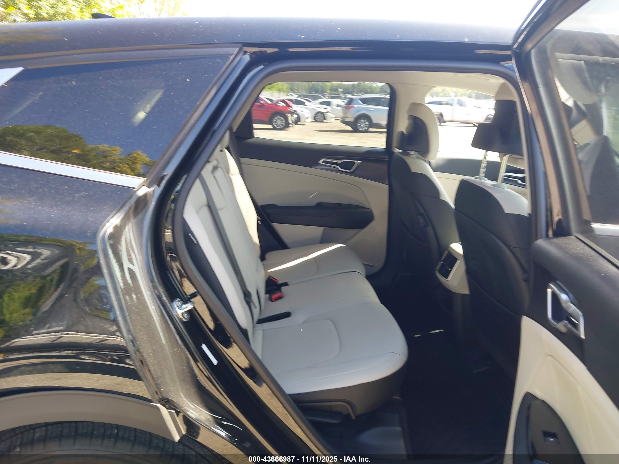 KIA SPORTAGE image 8