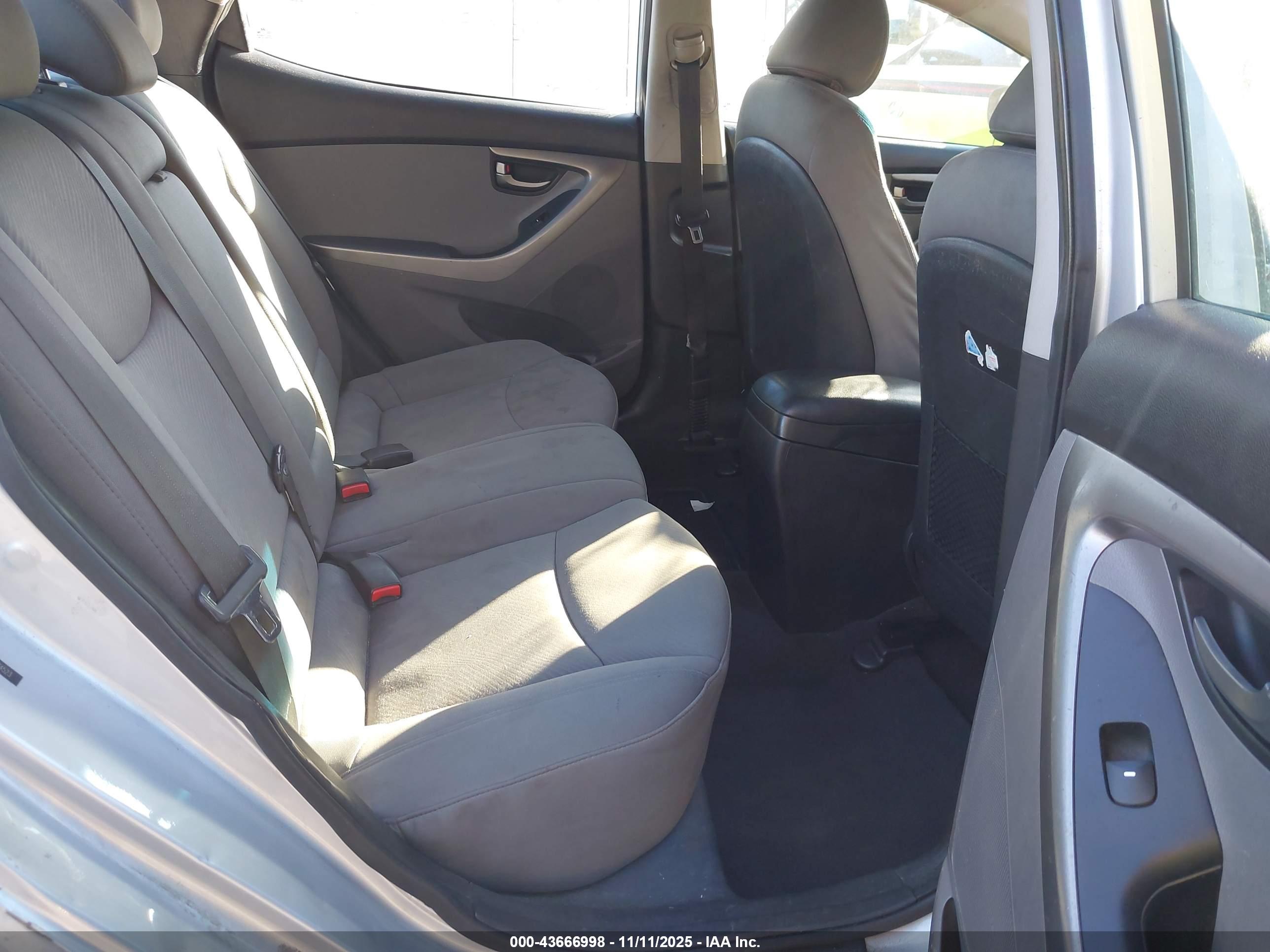 HYUNDAI ELANTRA image 8