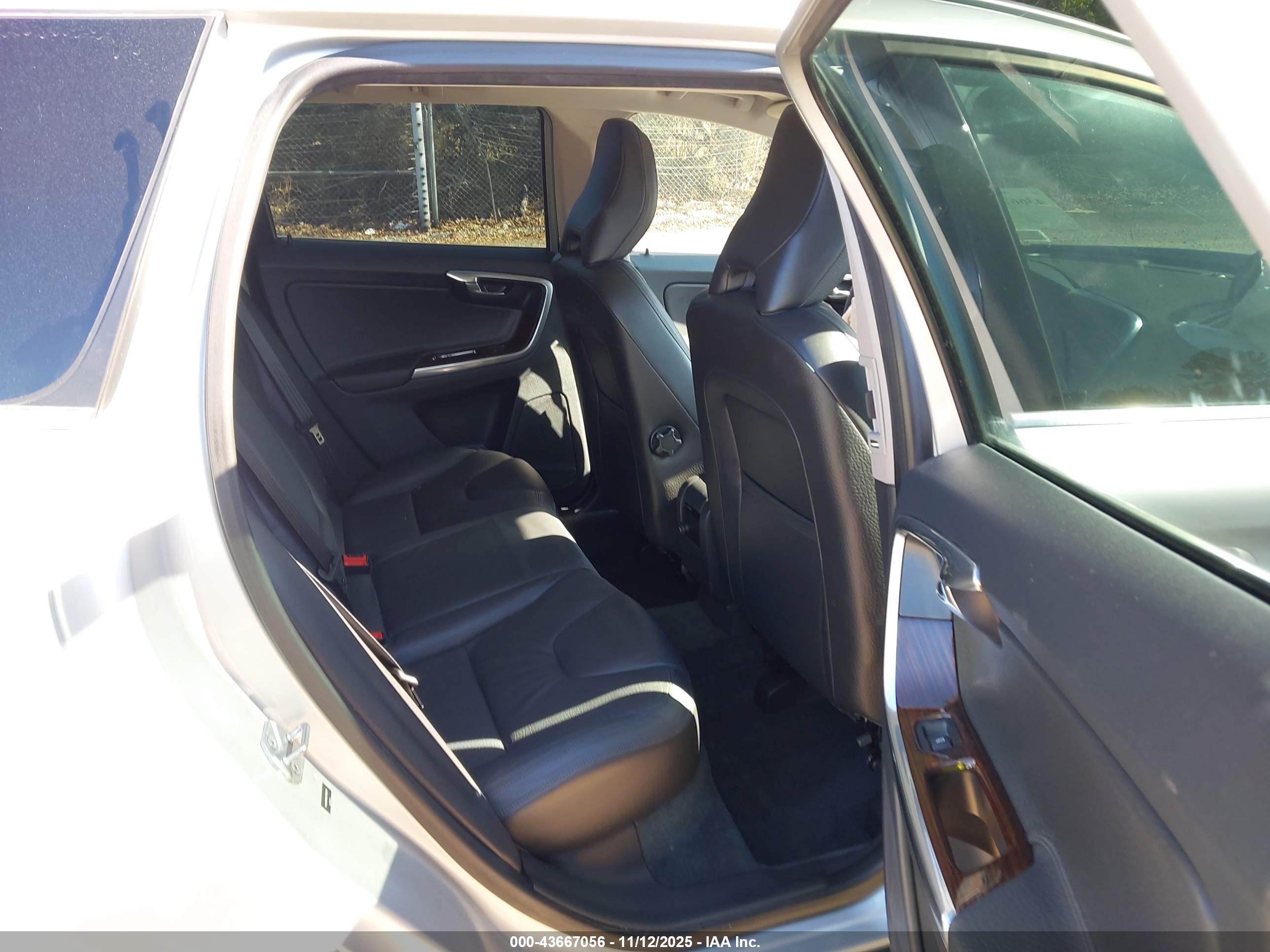 VOLVO XC60 image 8