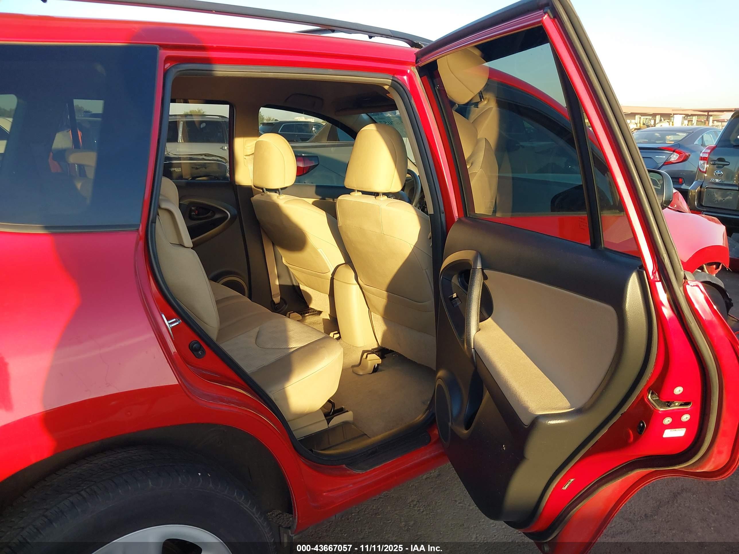 TOYOTA RAV4 image 8