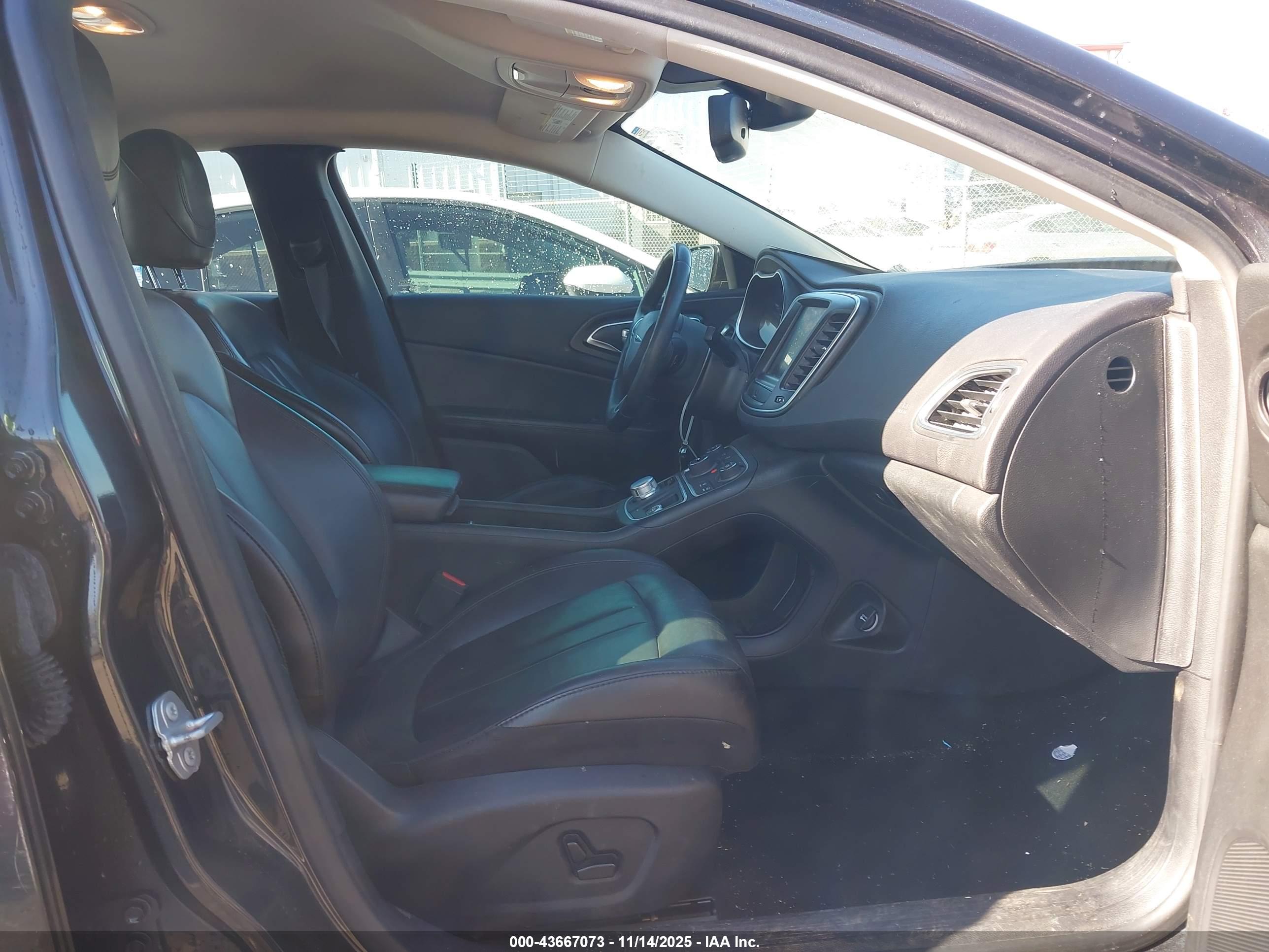 CHRYSLER 200 image 5