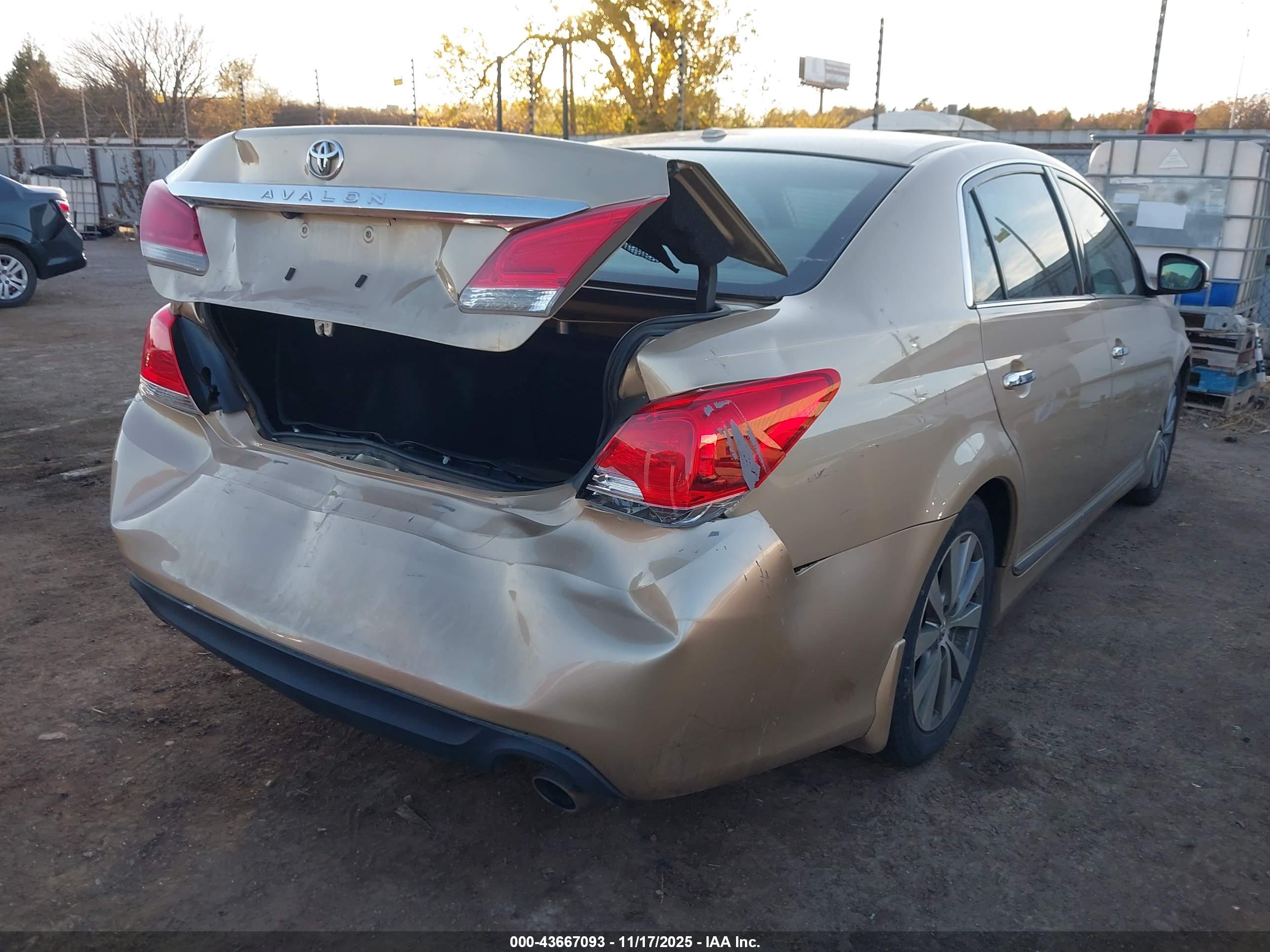 TOYOTA AVALON image 4