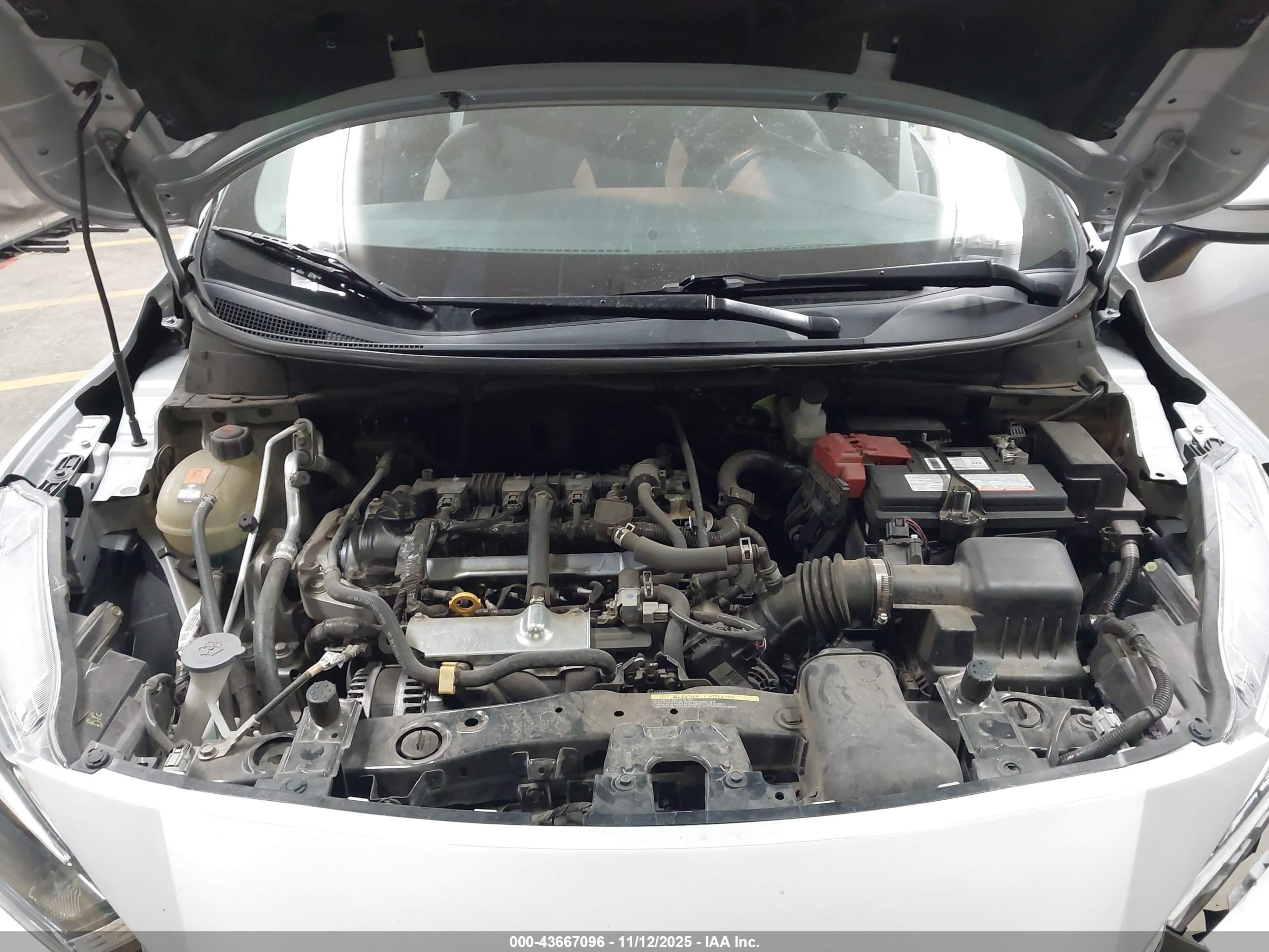 NISSAN VERSA image 10