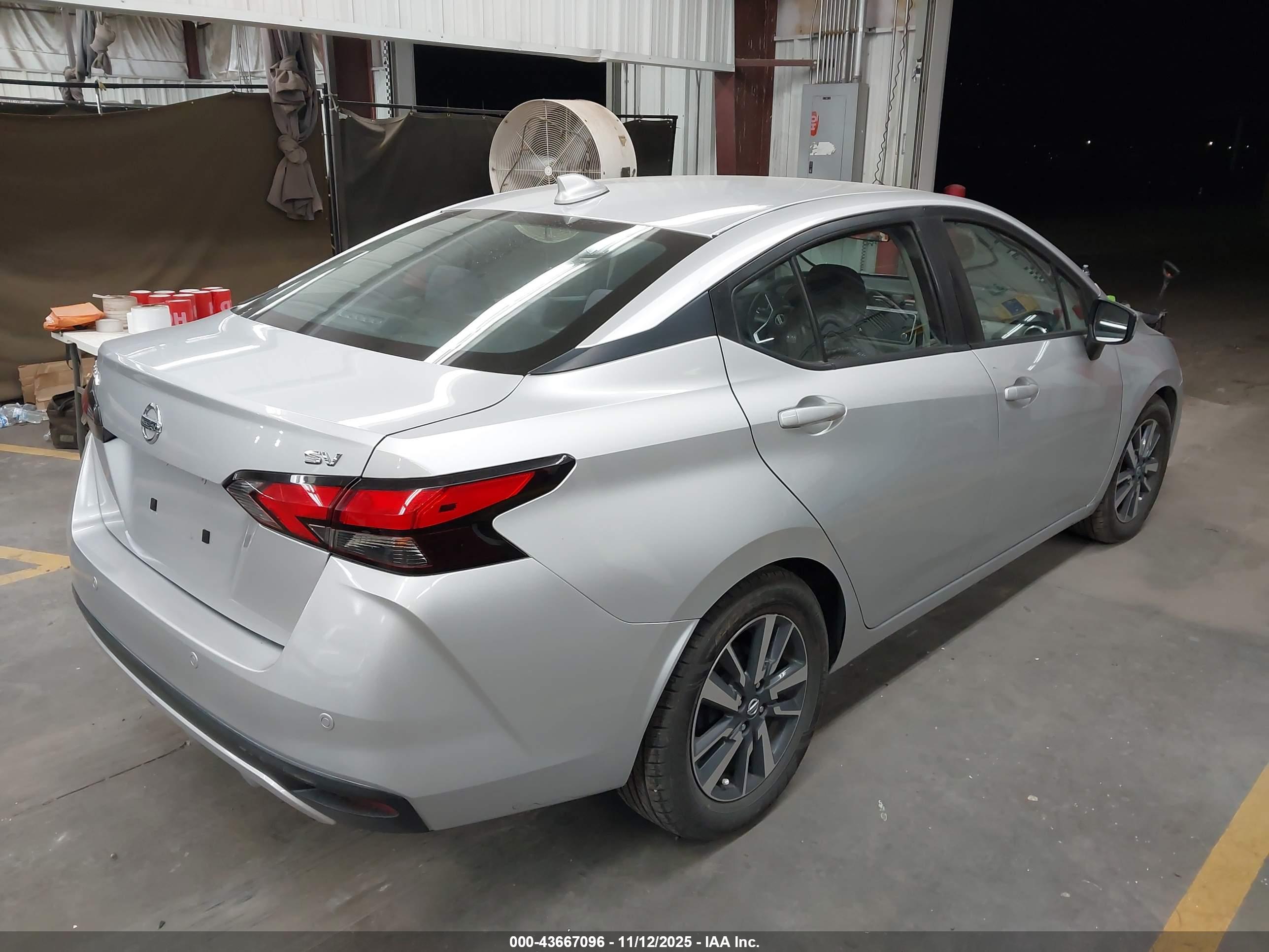 NISSAN VERSA image 4