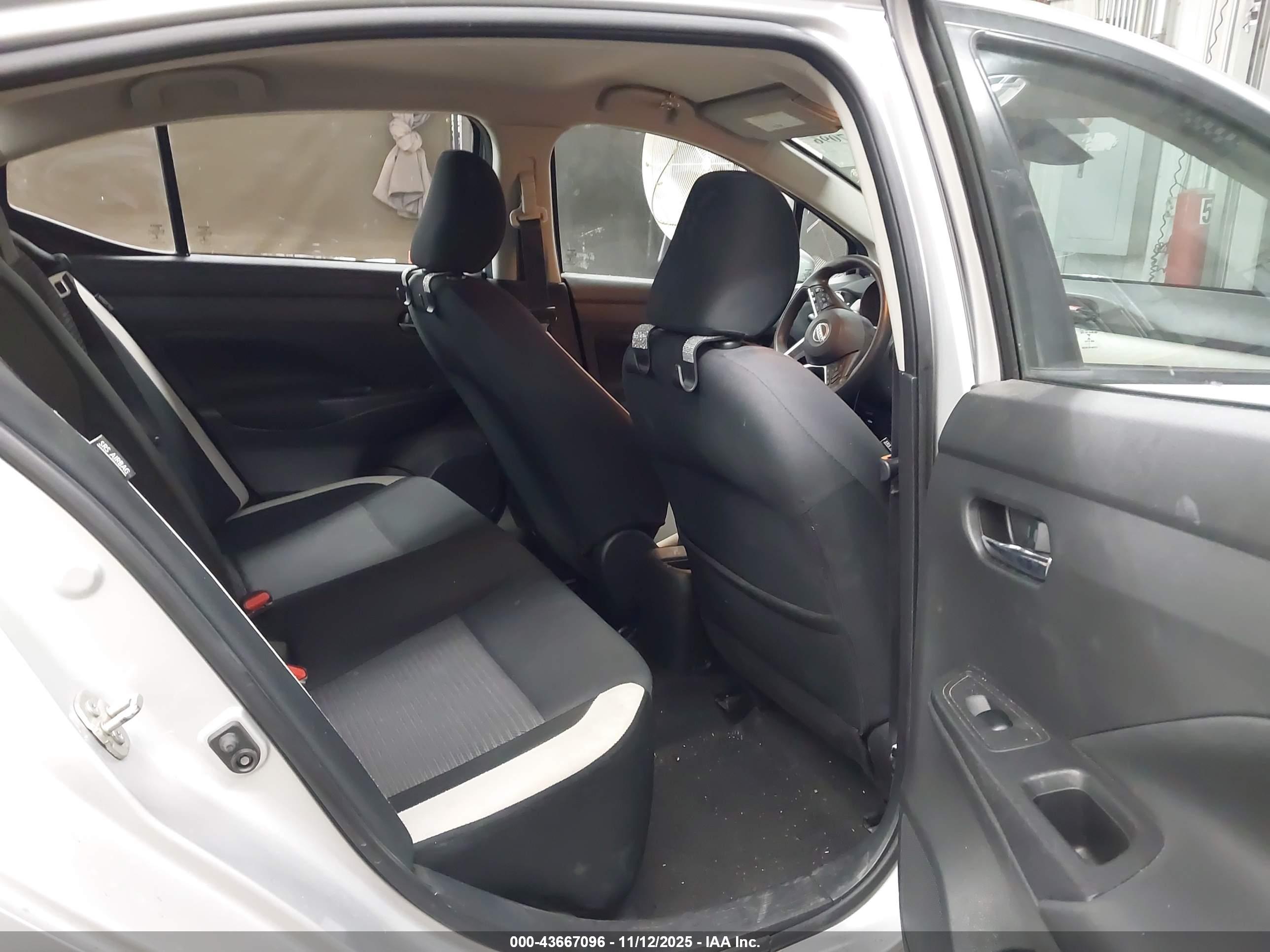 NISSAN VERSA image 8