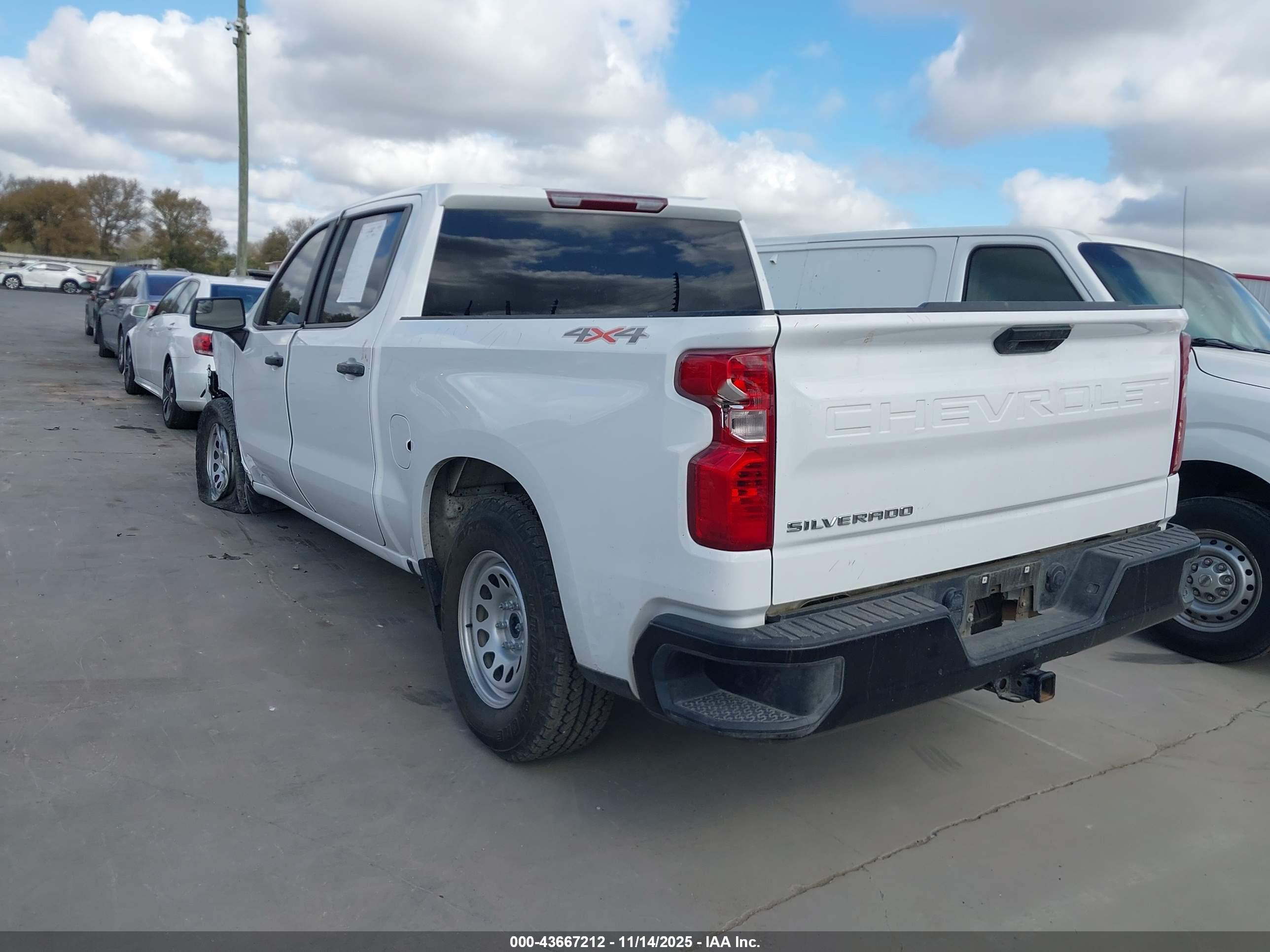 CHEVROLET SILVERADO image 3
