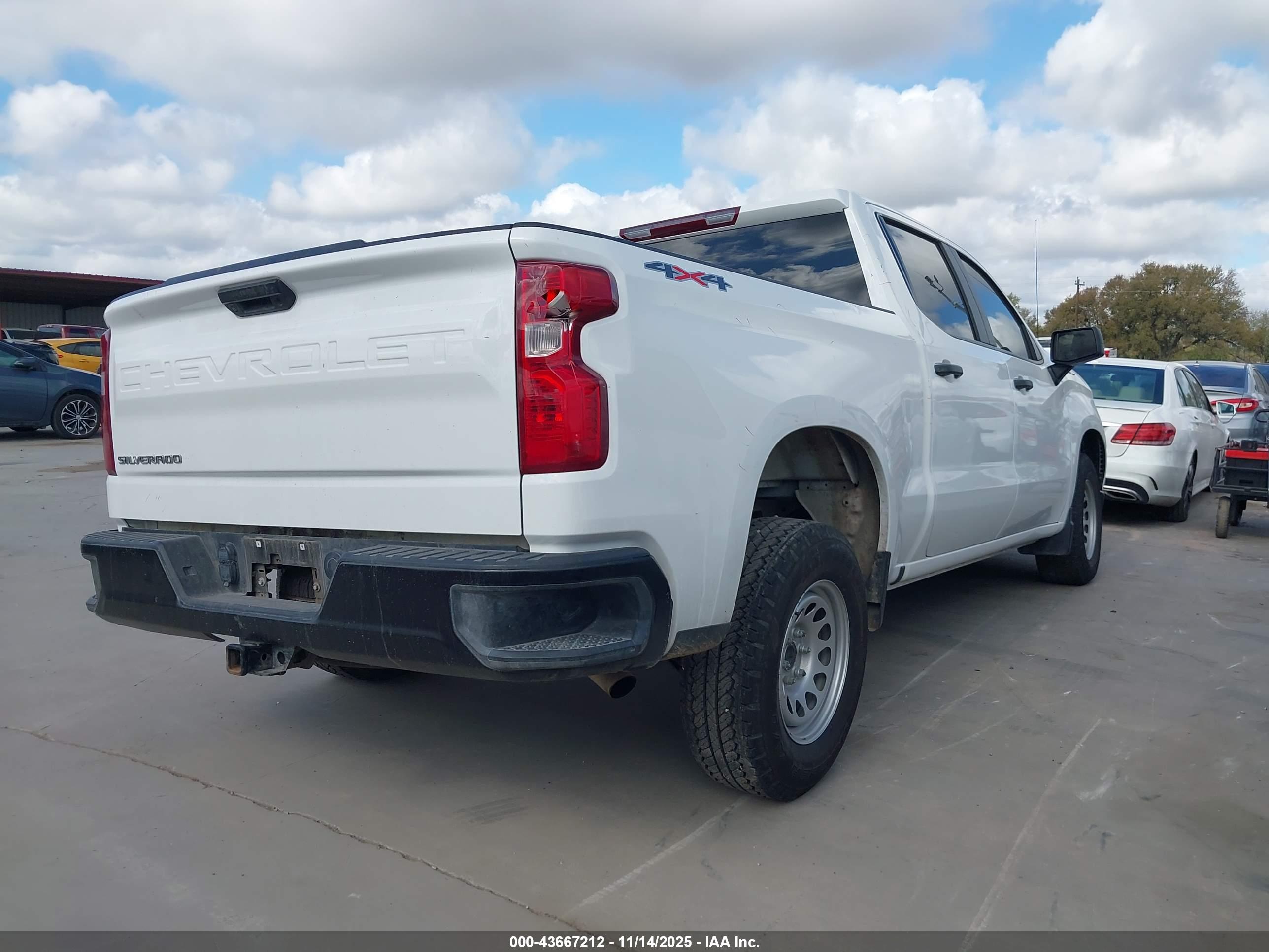 CHEVROLET SILVERADO image 4