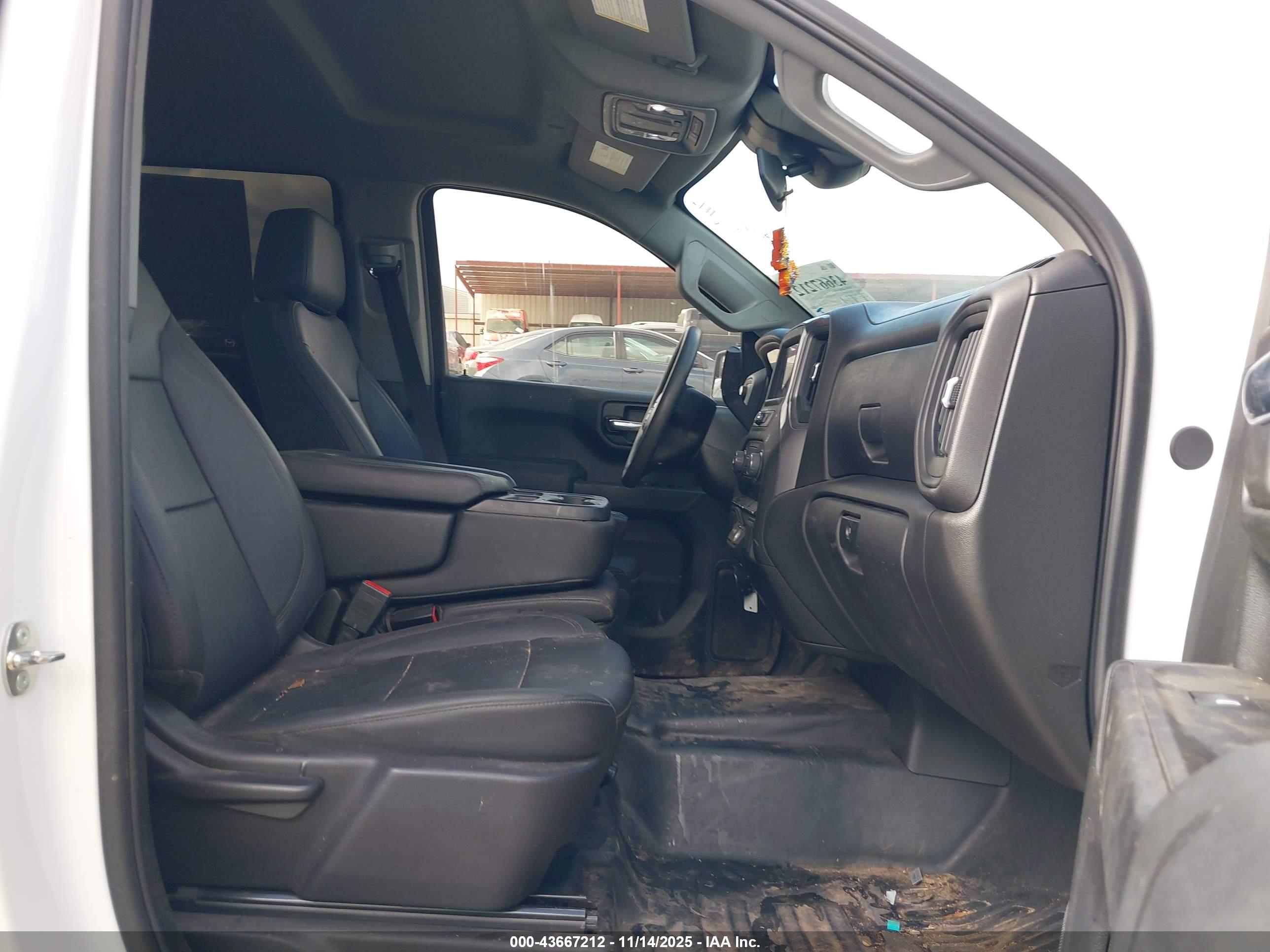 CHEVROLET SILVERADO image 5