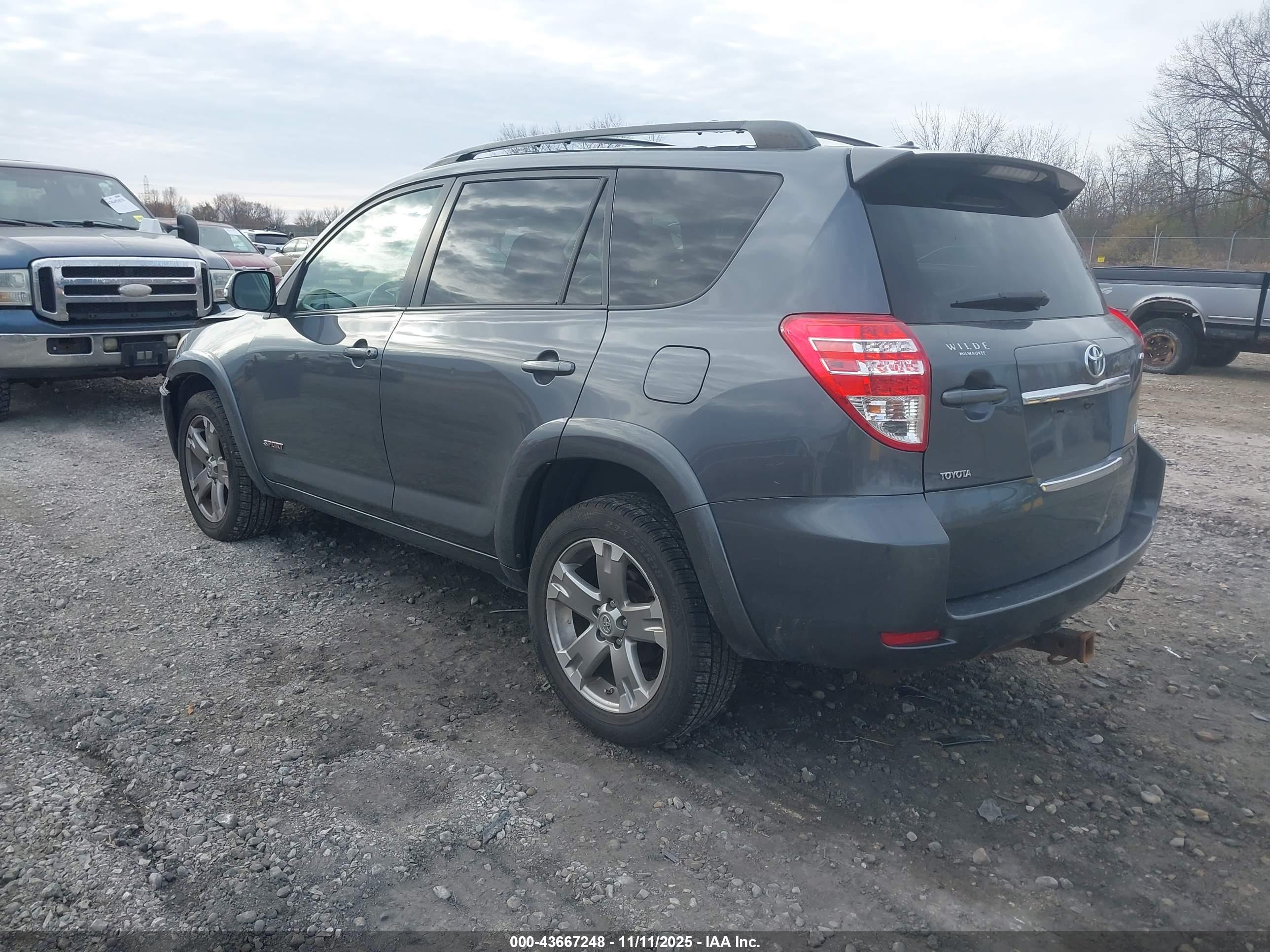 TOYOTA RAV4 image 3