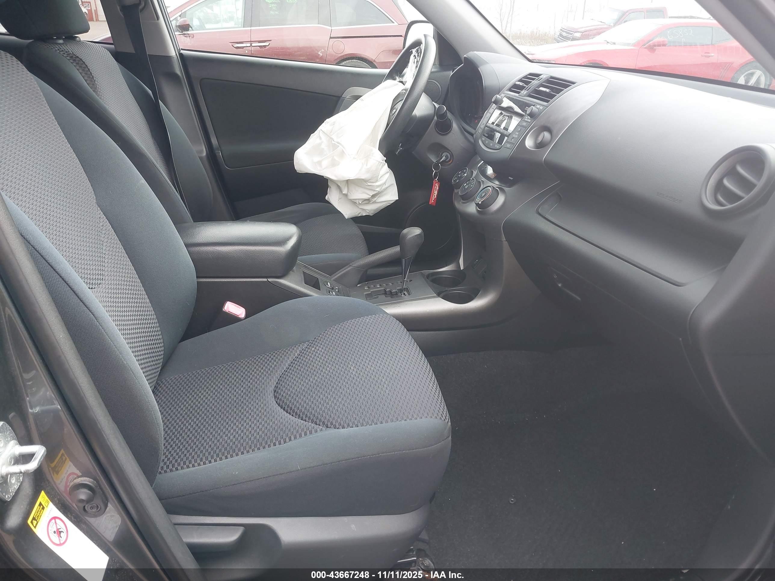 TOYOTA RAV4 image 5