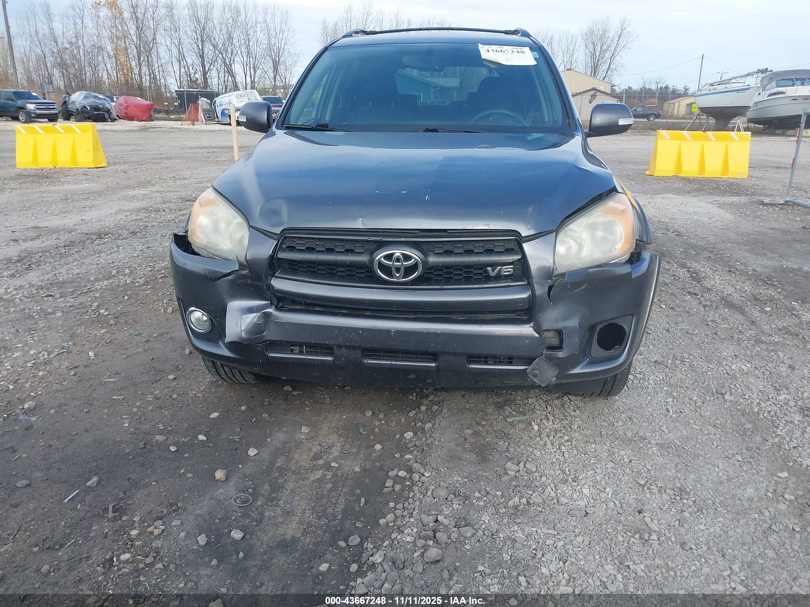 TOYOTA RAV4 image 6