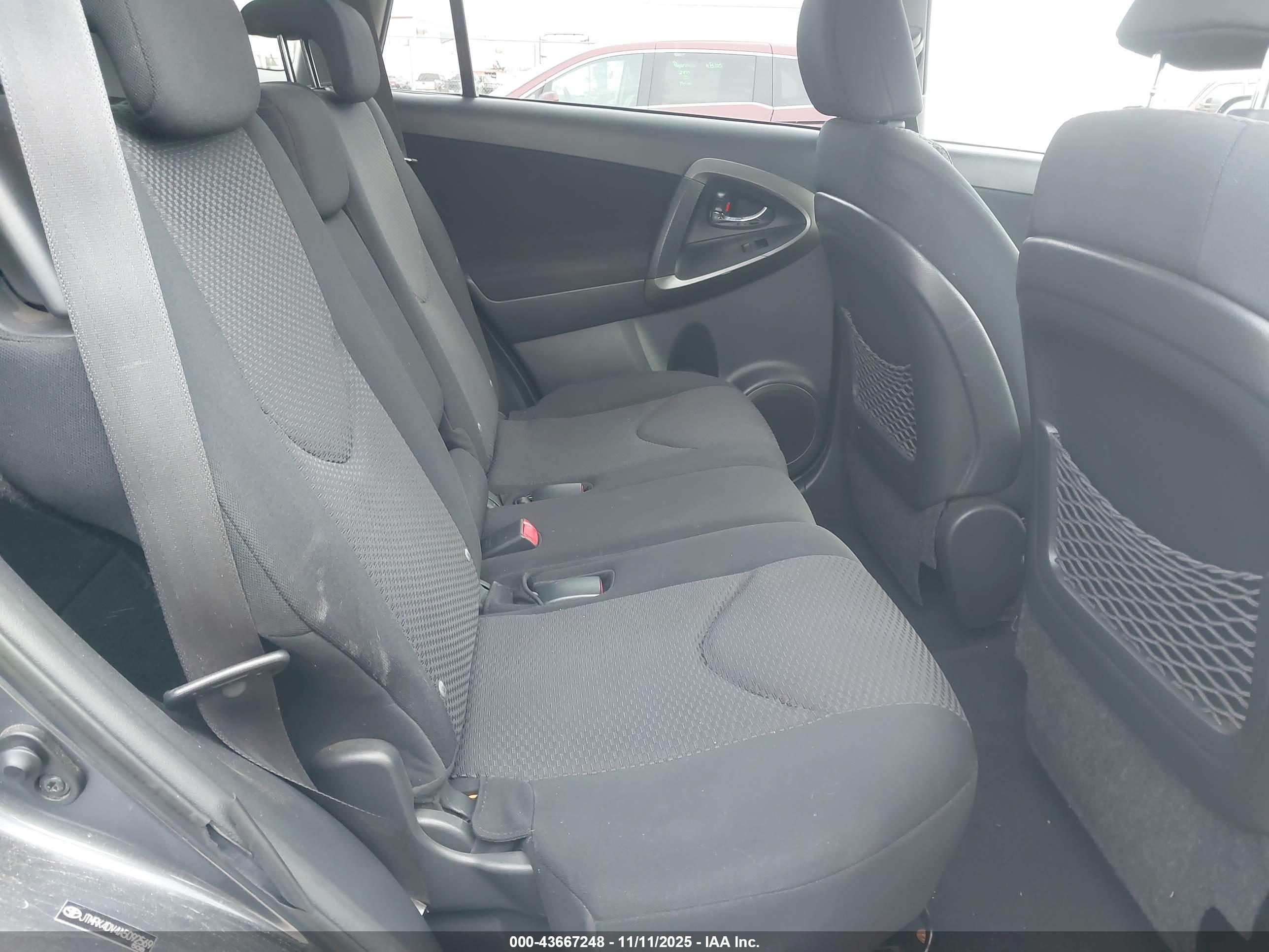 TOYOTA RAV4 image 8