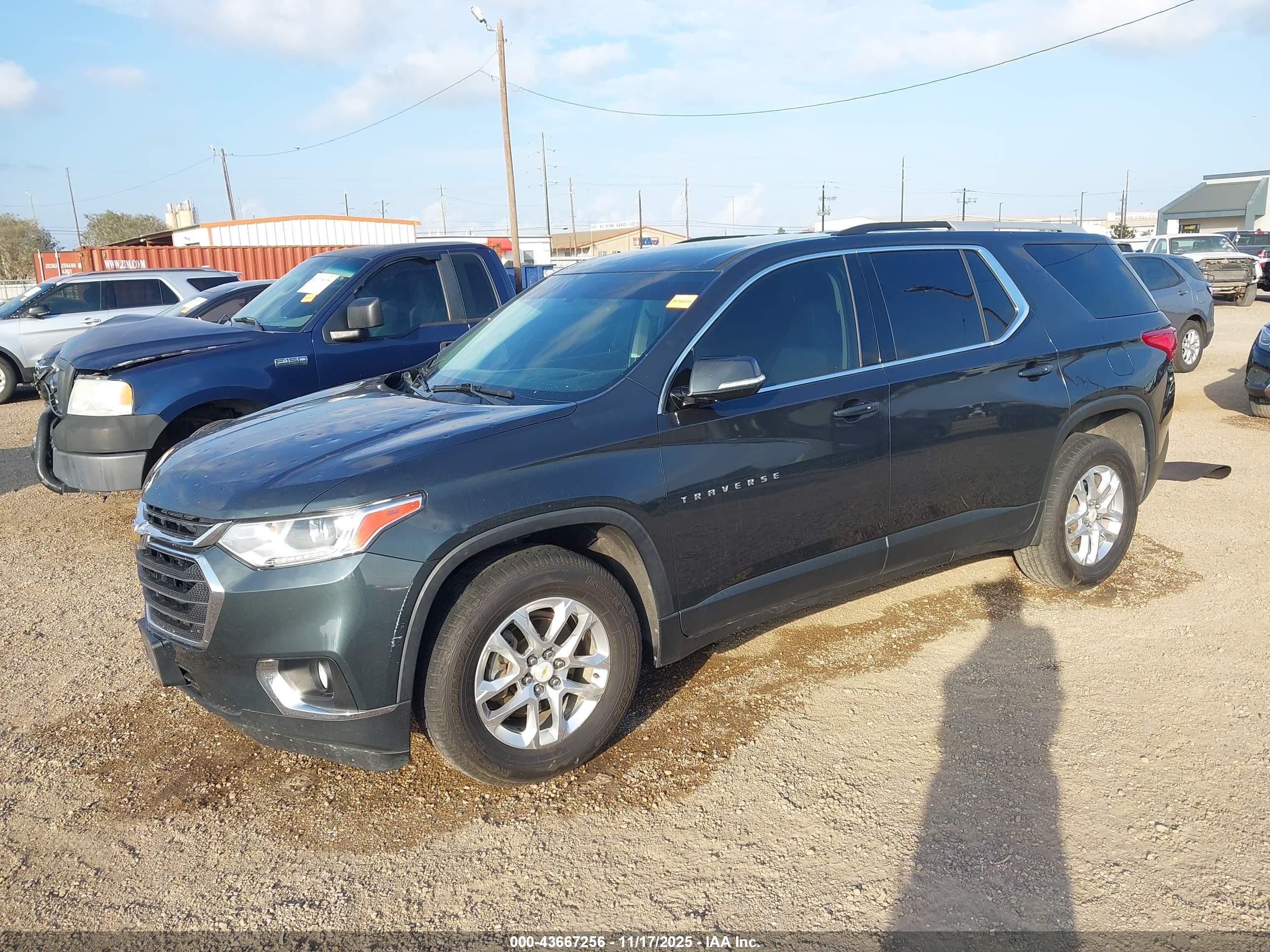 CHEVROLET TRAVERSE image 2
